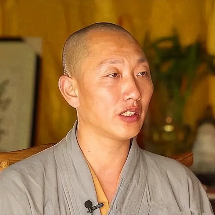 在江苏南通,一位和尚驾驶着豪车,携同一位年仅16岁的孕妇前往医院进行