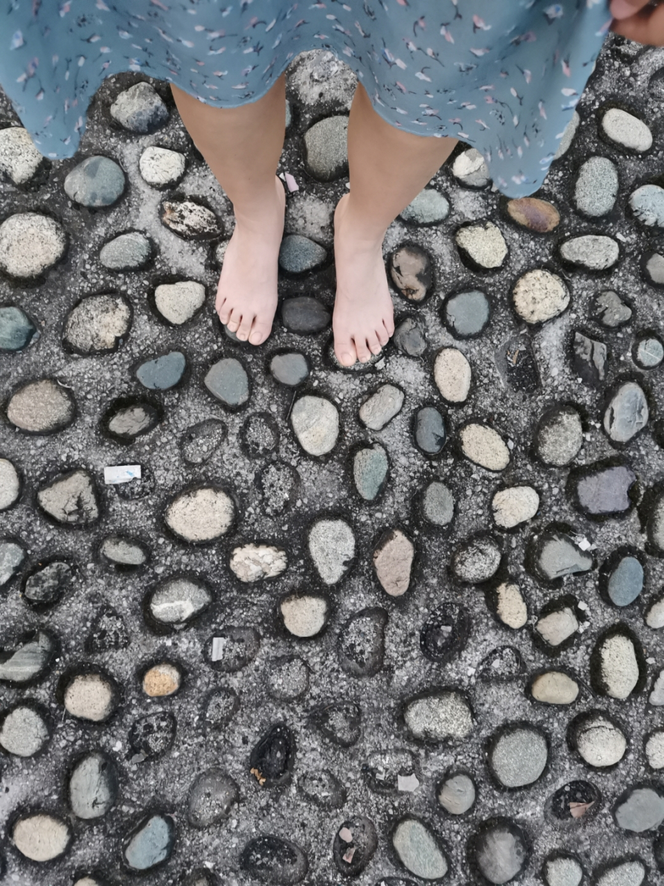 只是今非昔比,童年的时候,光着脚在家乡的石子路上跑到飞起都没事