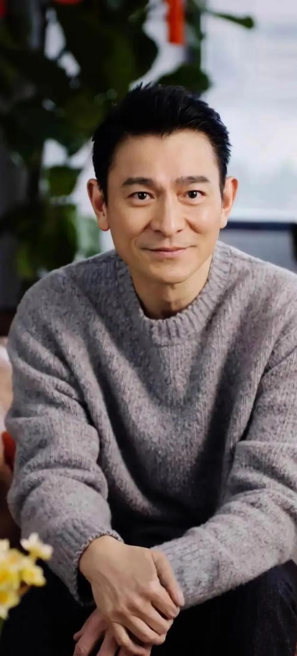 近日,有网友有幸捕捉到刘德华家庭聚会的画面