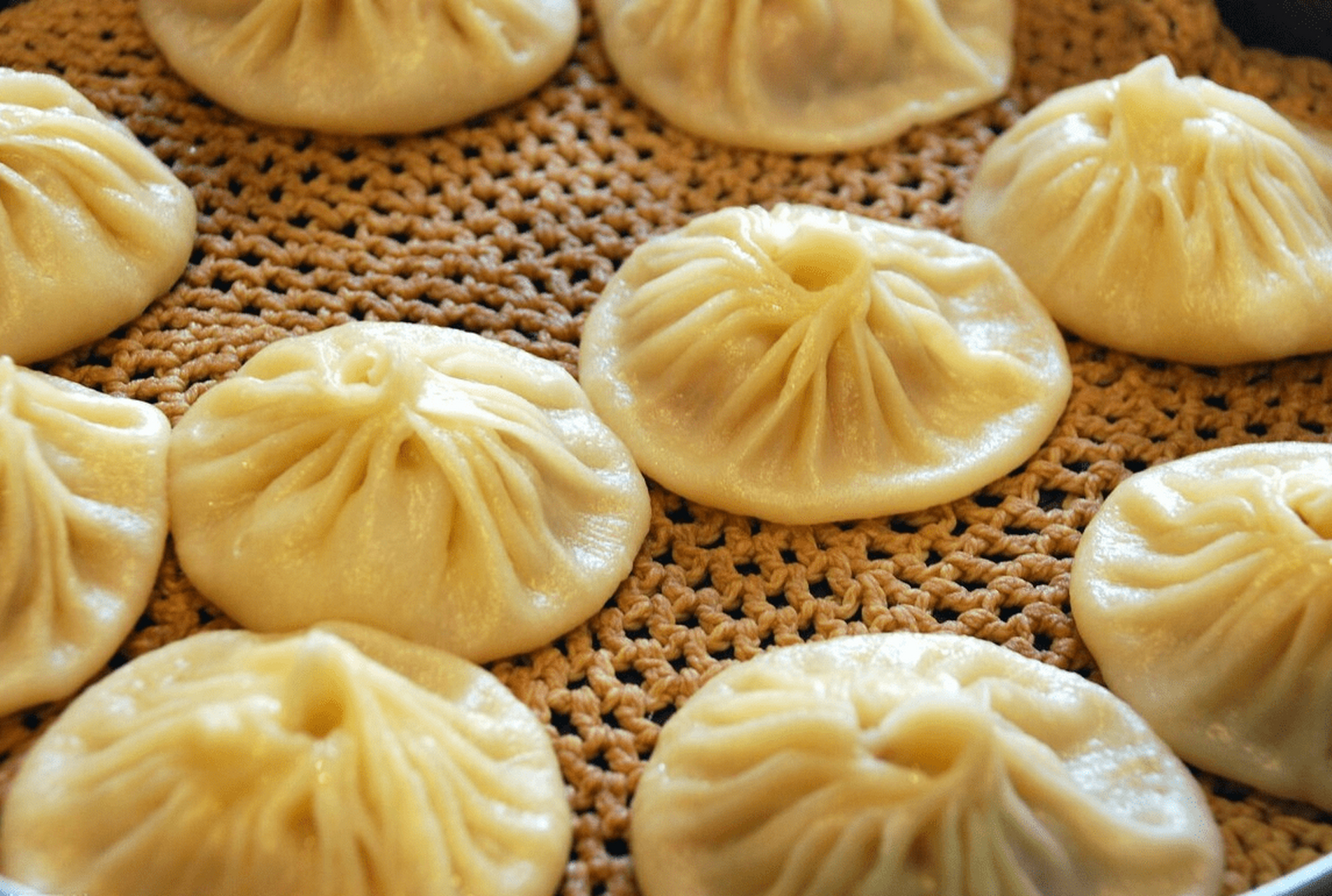 灌汤小笼包是河南开封的传统特色小吃之一,在北宋时期就已经成为了