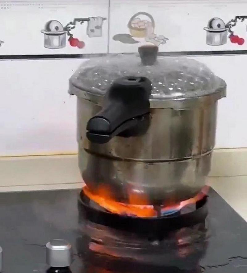 五,灶旁:倒面粉. 六,燃气灶旁:喷杀虫剂. 七,冷冻品:直接放油锅