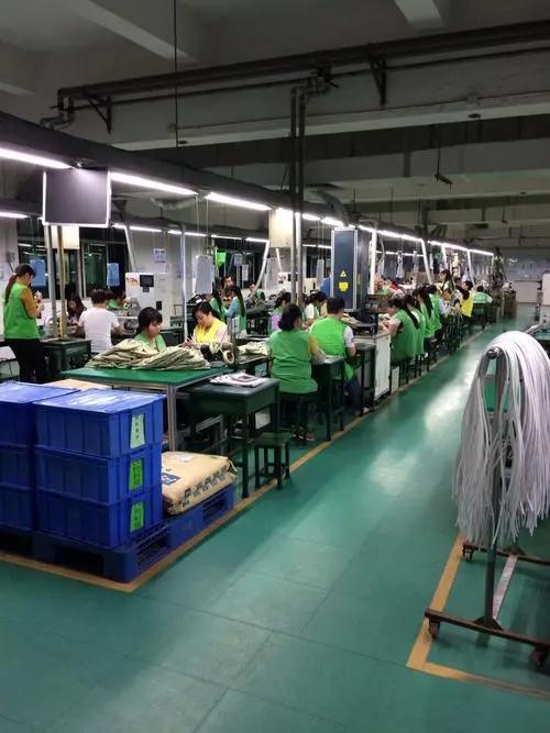 我们厂子来了一个本科生,和我一样在车间干活.