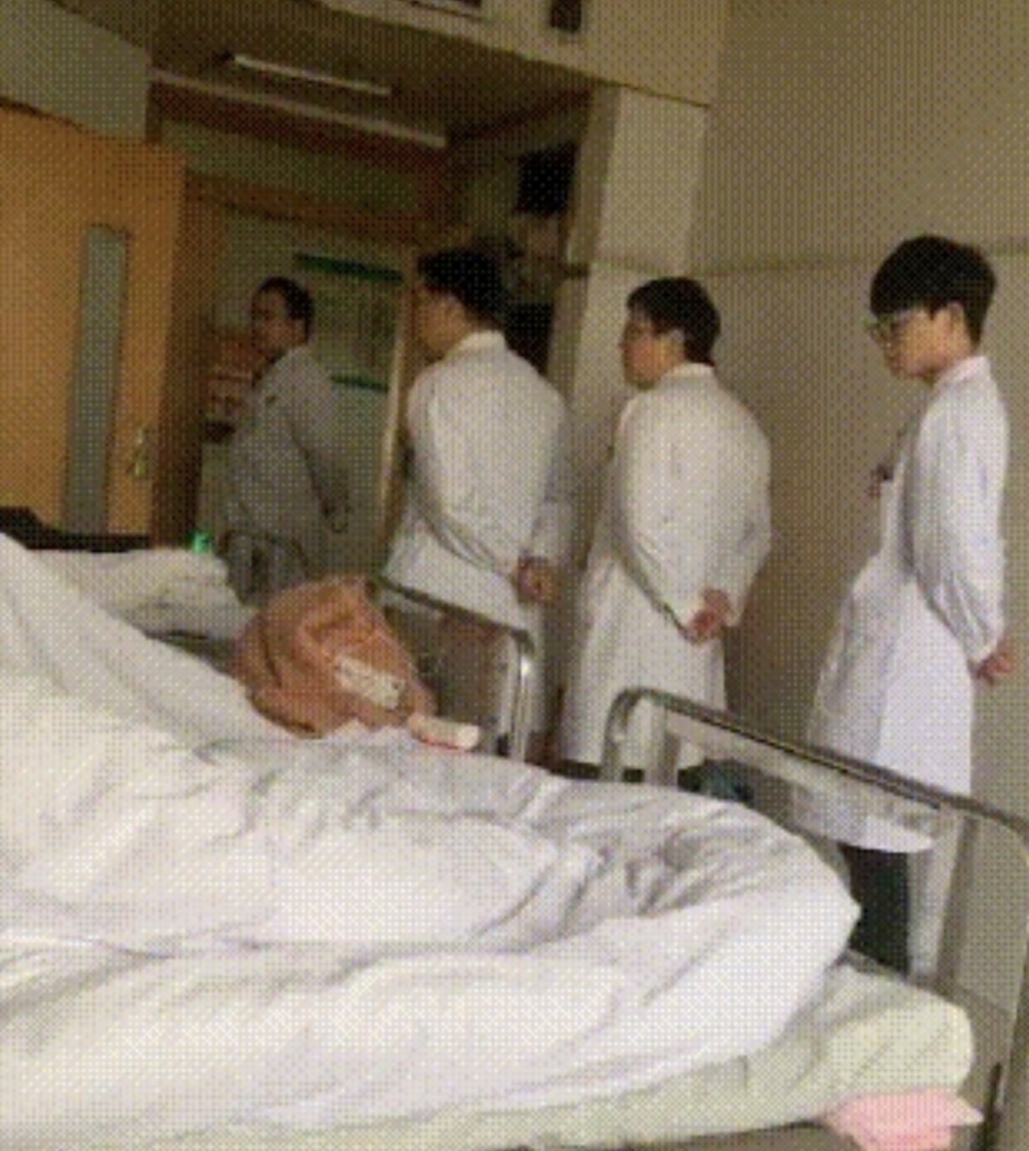 医生背着手vs手在前面,都是为啥?