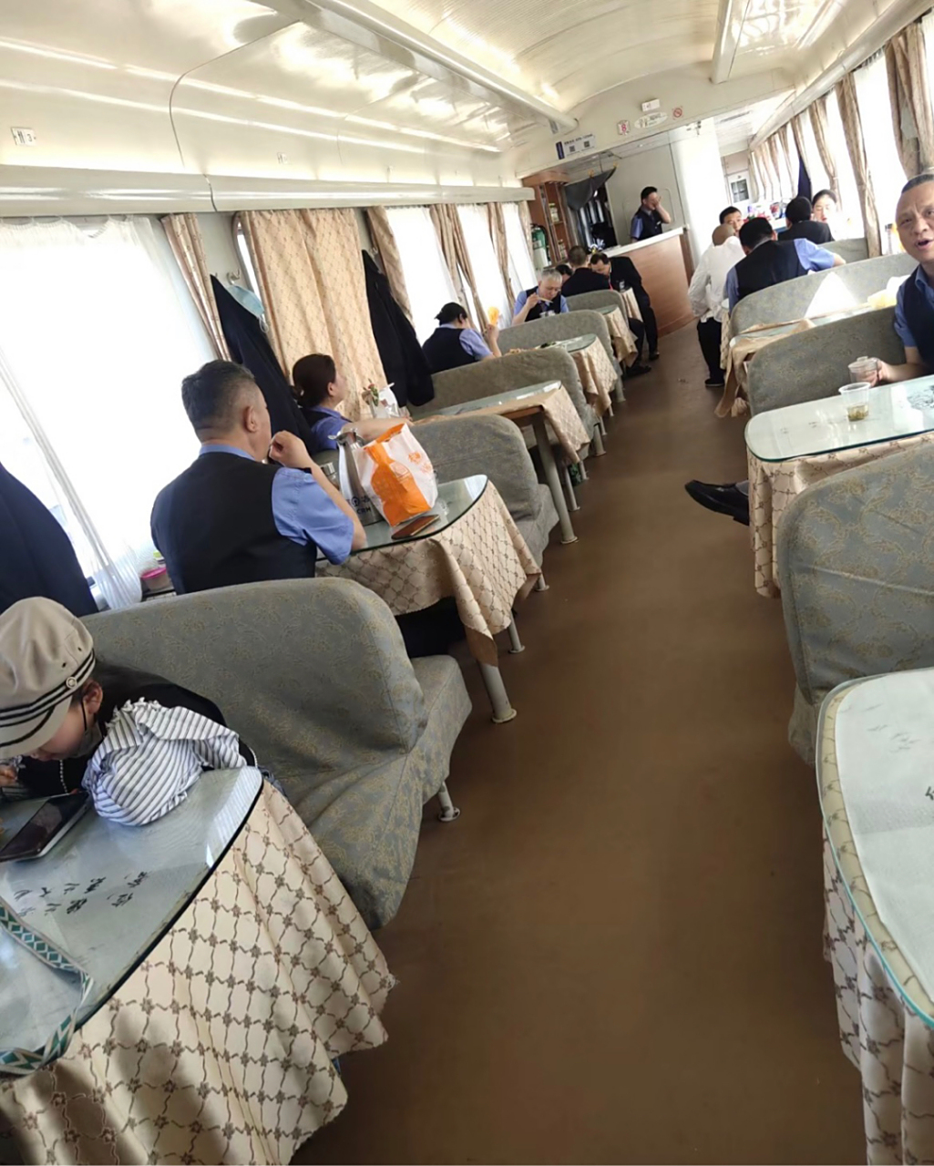 没开玩笑,餐车才是真正的火车