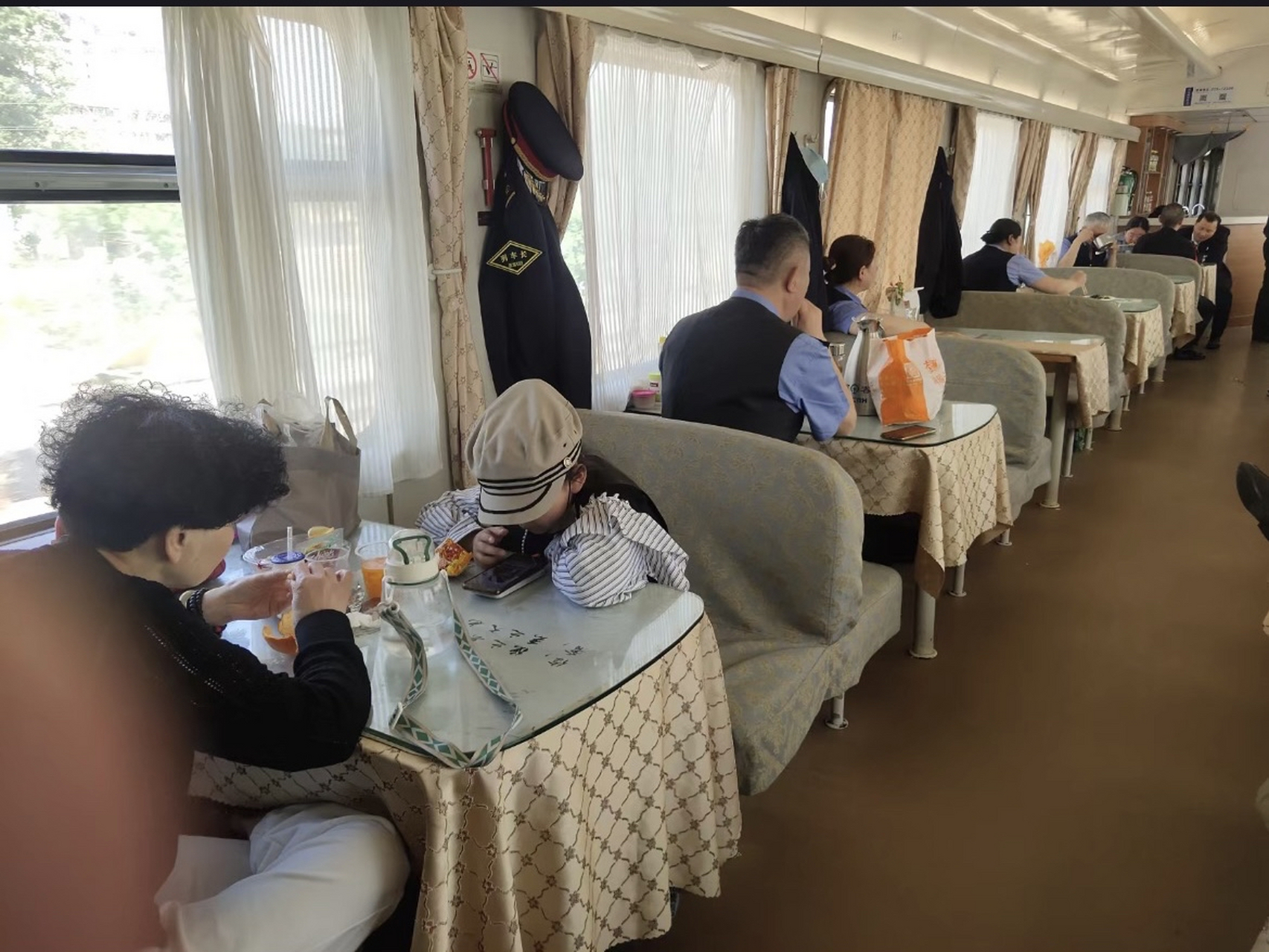没开玩笑,餐车才是真正的火车