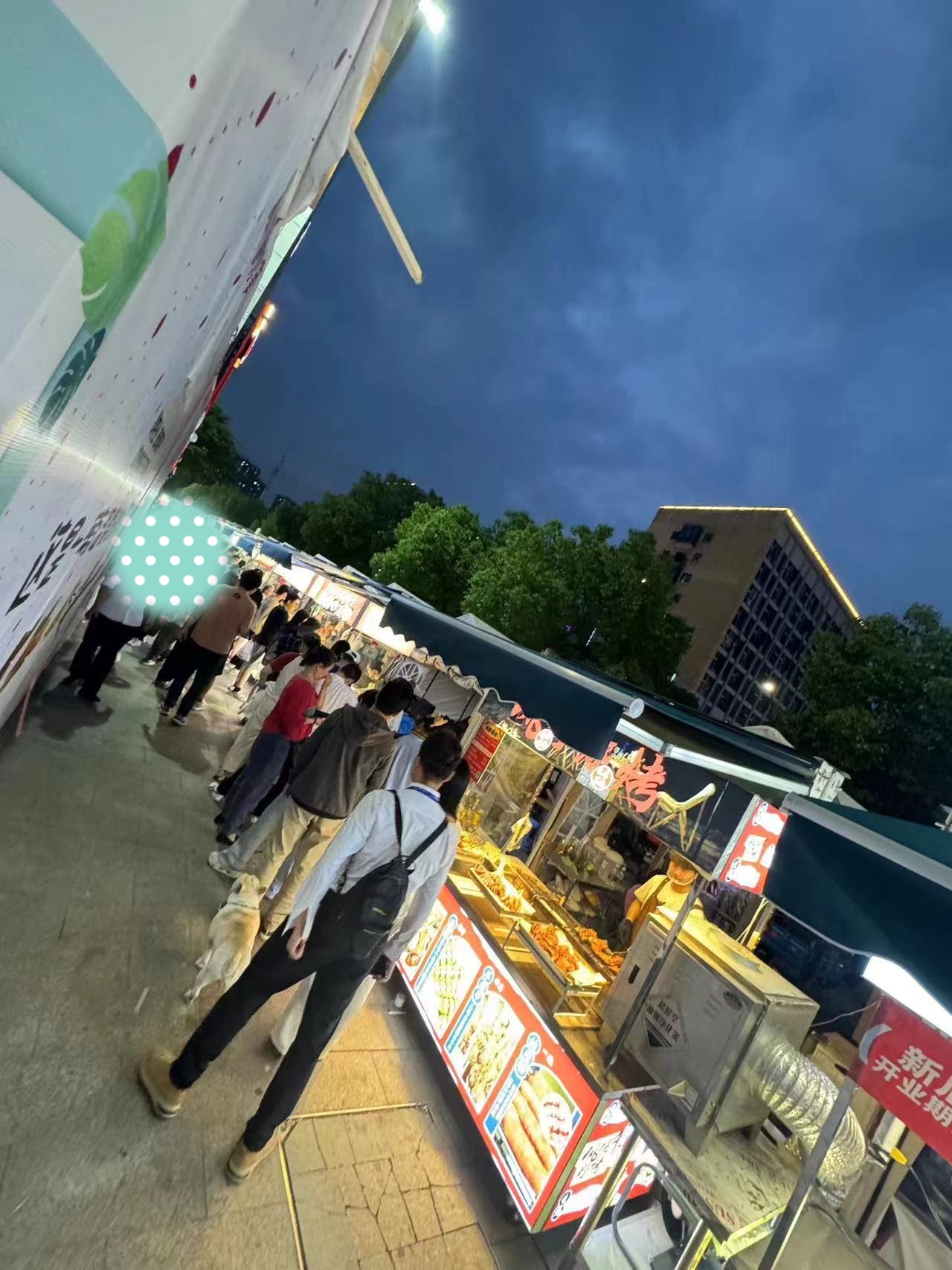 杭州303生活广场可能是三墩最热闹的地方了,夏天只要天气好,一到晚上