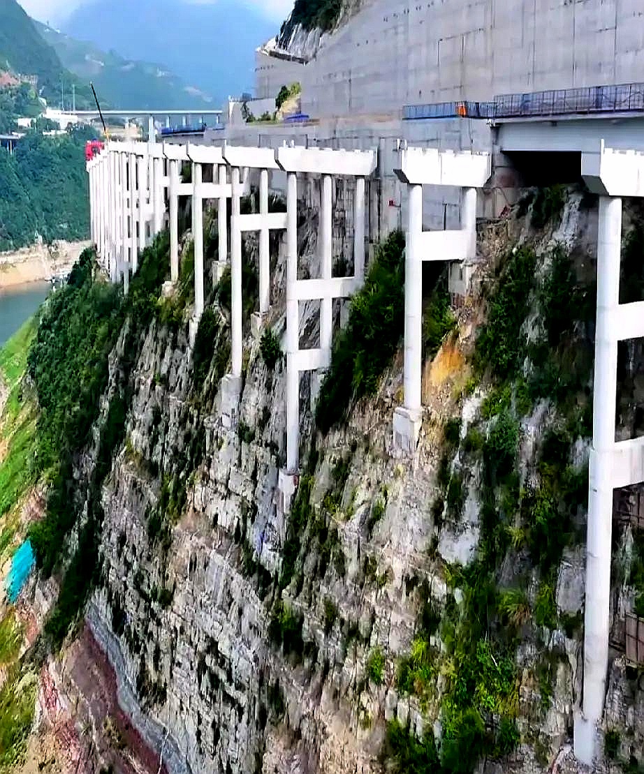 看到没,这就是基建狂魔的实力体现,没地基想办法找