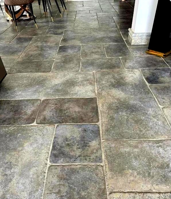 我一画画的哥们乔迁之喜我去参加,一进屋就感觉他家