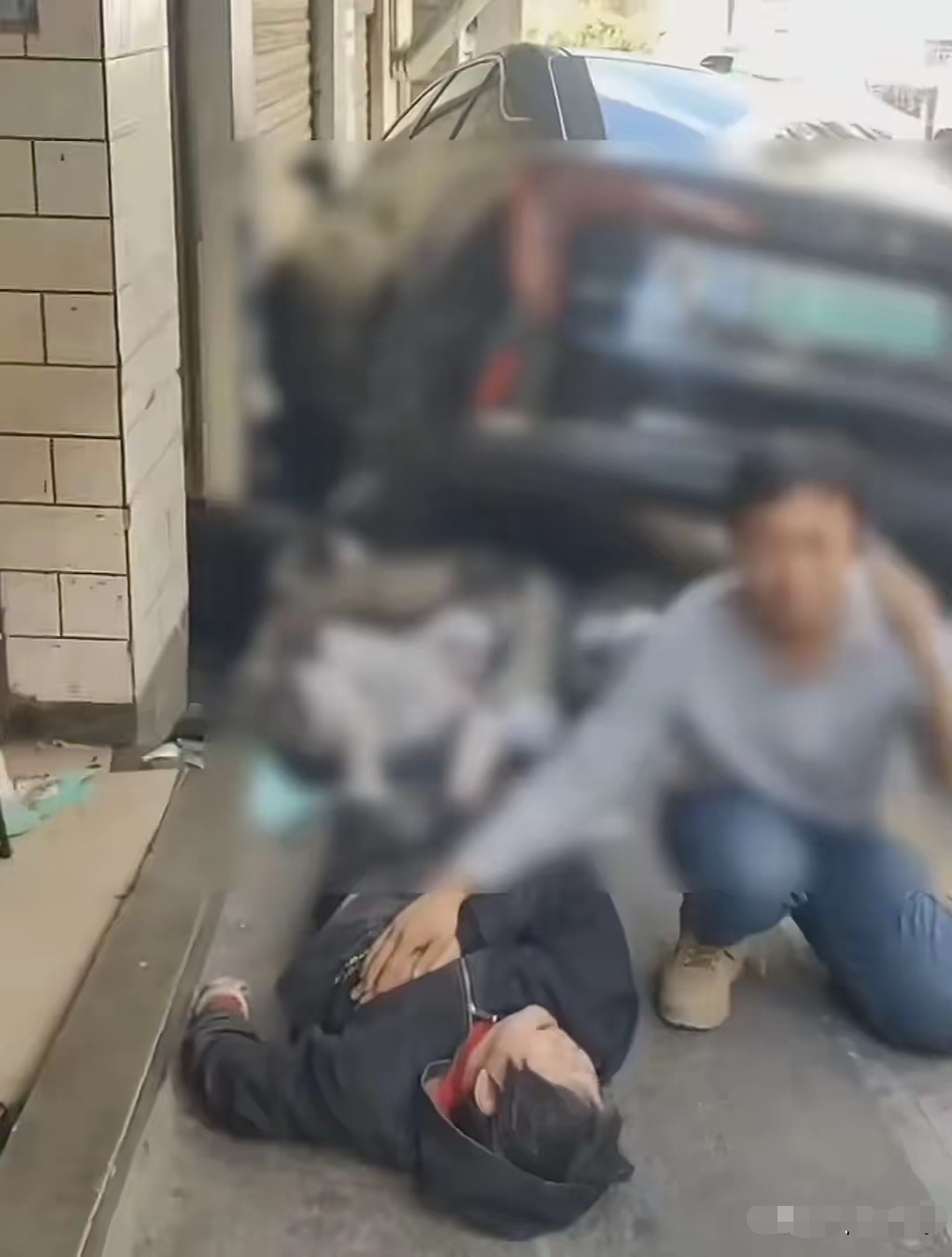 四川攀枝花一女子驾车冲进打麻将人群,致1死4伤,现场惨烈