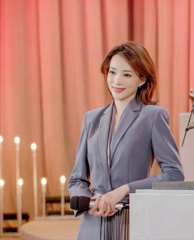 董卿复出后大变样!她穿得朴素,留着耳上短发,整个人看着没以前精致了