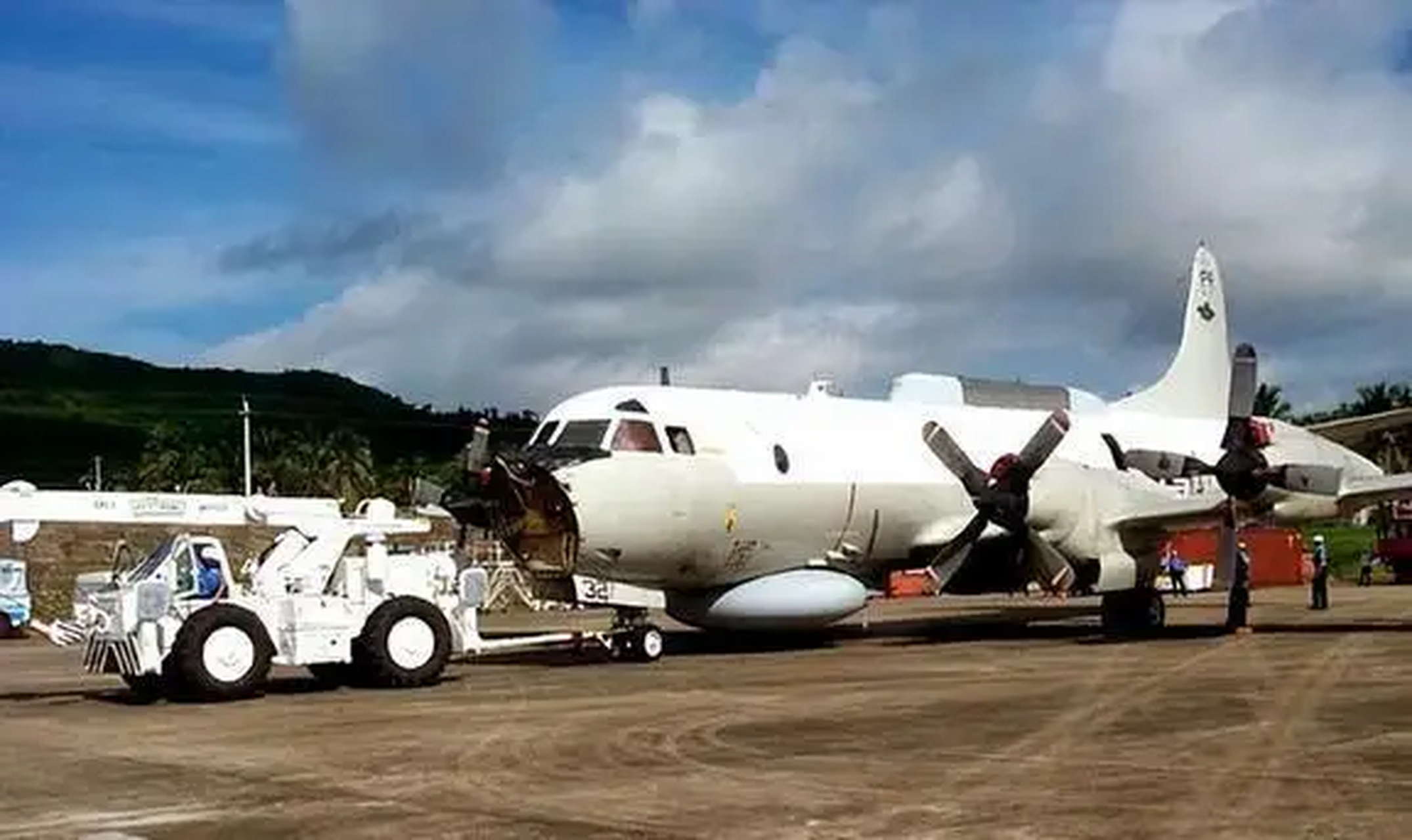 2001年4月1日,南海撞机事件,让人感触最深的是,英雄王伟的悲壮英勇