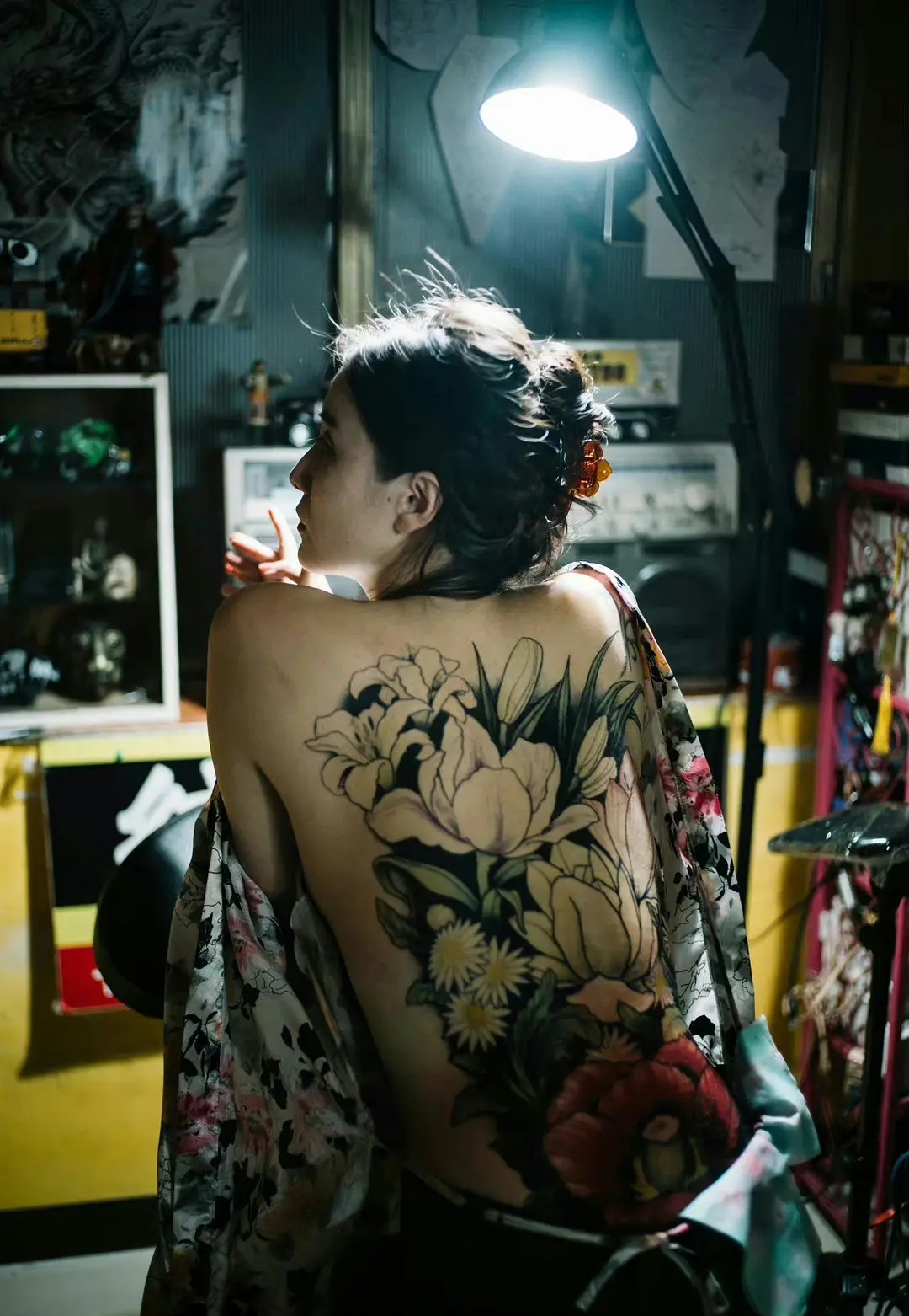 小宋佳的这套后背纹身的剧照太美了,小宋佳很适合这种角色,游走在成熟