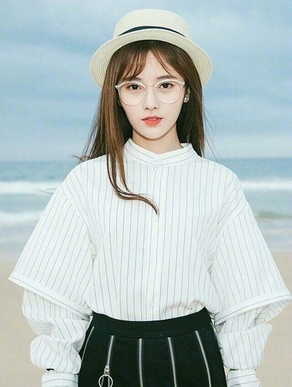 鞠婧祎# 戴眼镜的小鞠,你们觉得怎么样呢?