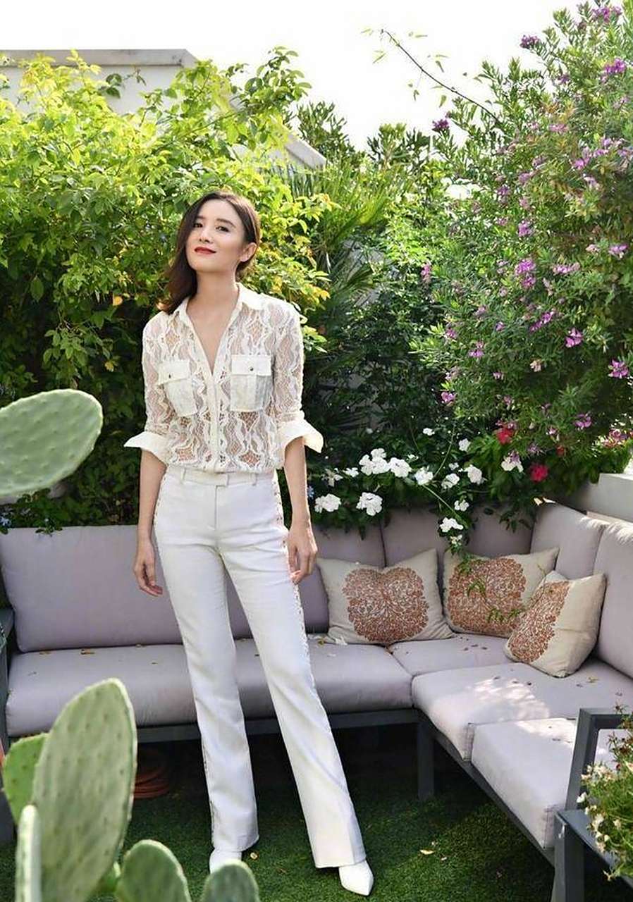 宋佳不但演技精湛,而且颜值和身材也很出众.