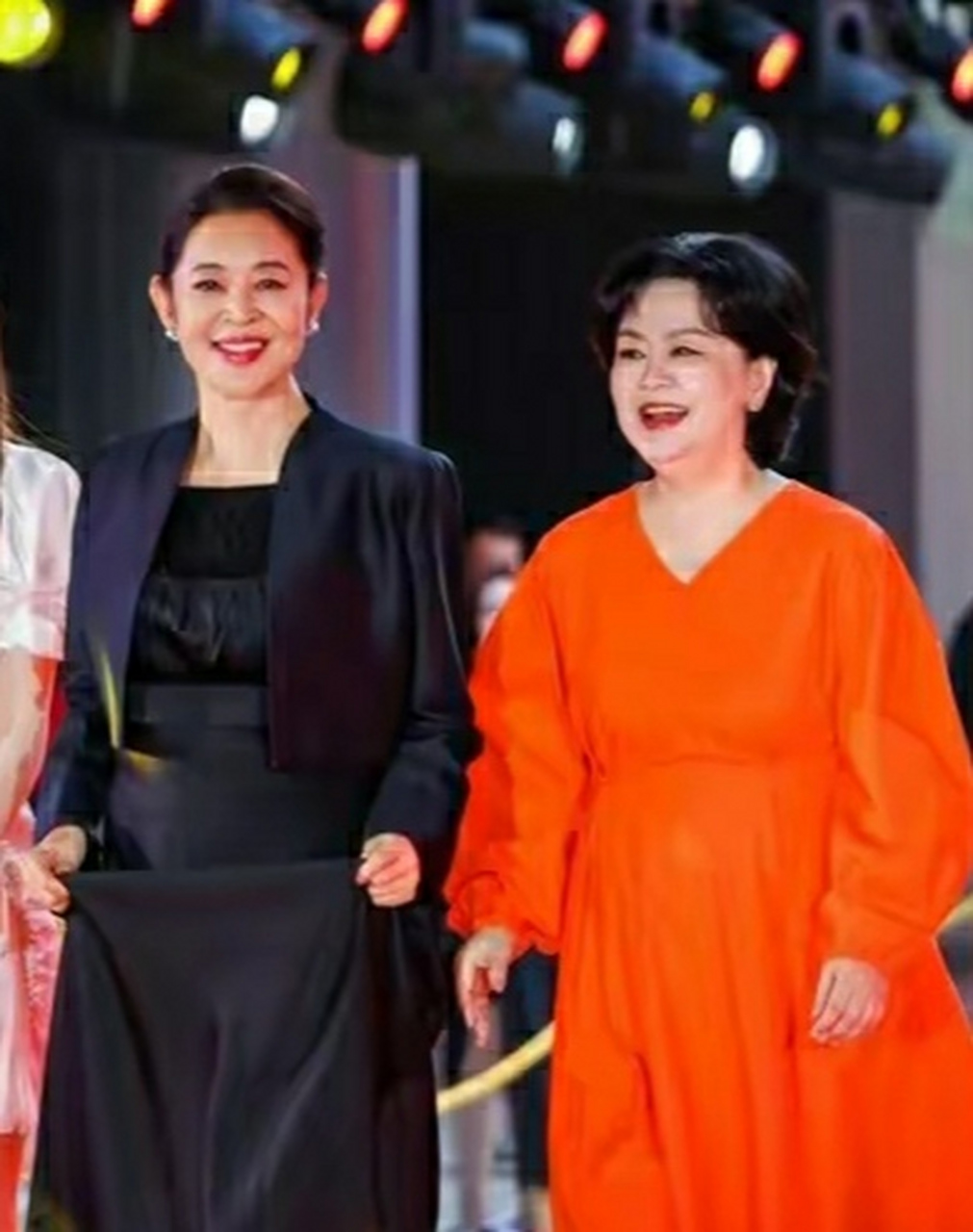 倪萍和鞠萍同框.鞠萍变化很大,胖的都有些认不出来她了.