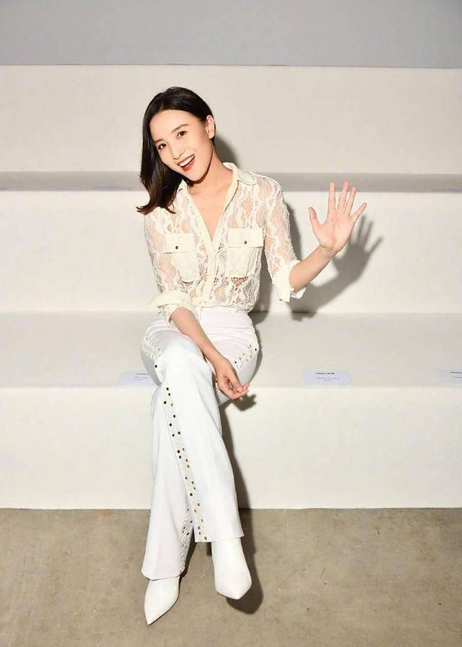 宋佳不但演技精湛,而且颜值和身材也很出众.