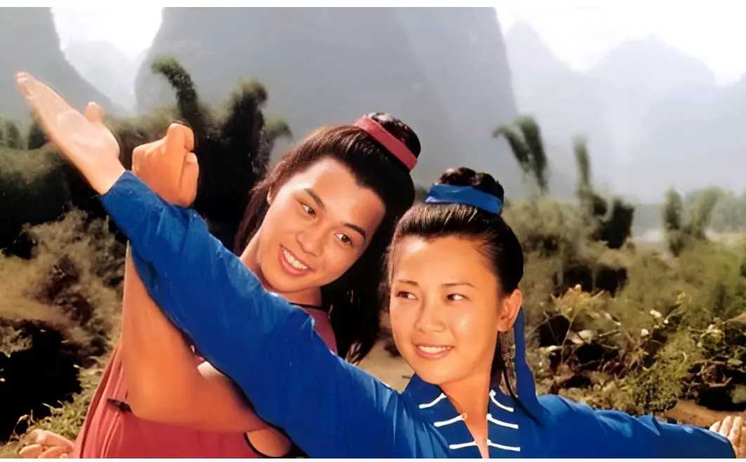 80年代李连杰黄秋燕在一起.从颜值上看他们很般配,也很有夫妻相.