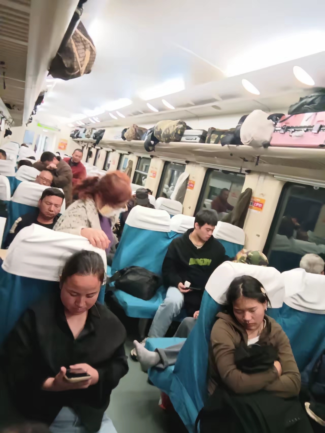 她的笑容仿佛是一股清流让假装自己坐火车照片乘客真实坐火车车厢内