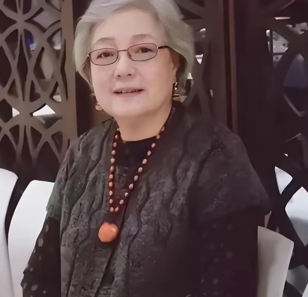 起初,三姐弟心怀鬼胎,妄图冷藏琼瑶以削弱其影响力