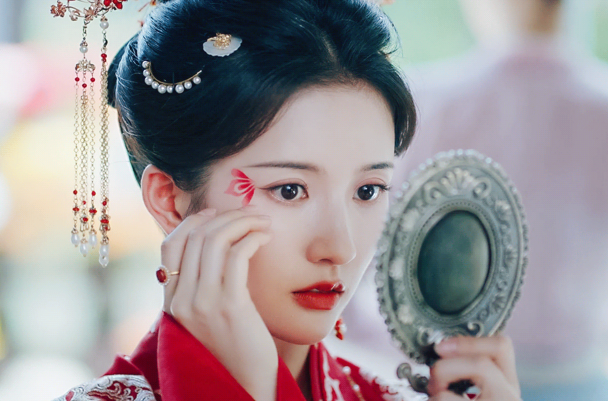 刘些宁(宁安如梦)一身红衣登场,美得明艳大气,眉眼灵动,五官精致,古装