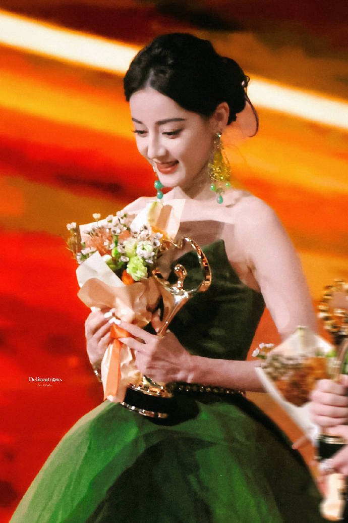 迪丽热巴微博之夜,身穿绿色抹胸裙,真的美神降临!#迪丽热巴# #女明星
