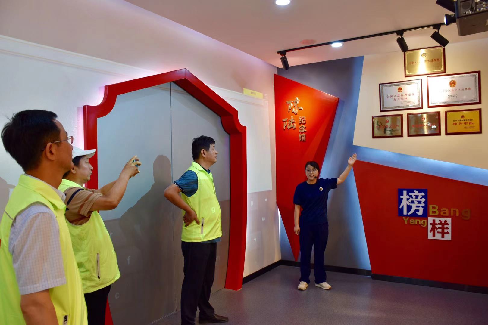 十幅楹联庆"七·一": 薛有毅(山西榆次) ① 繁星镶赤帜; 钢铁铸锤镰.