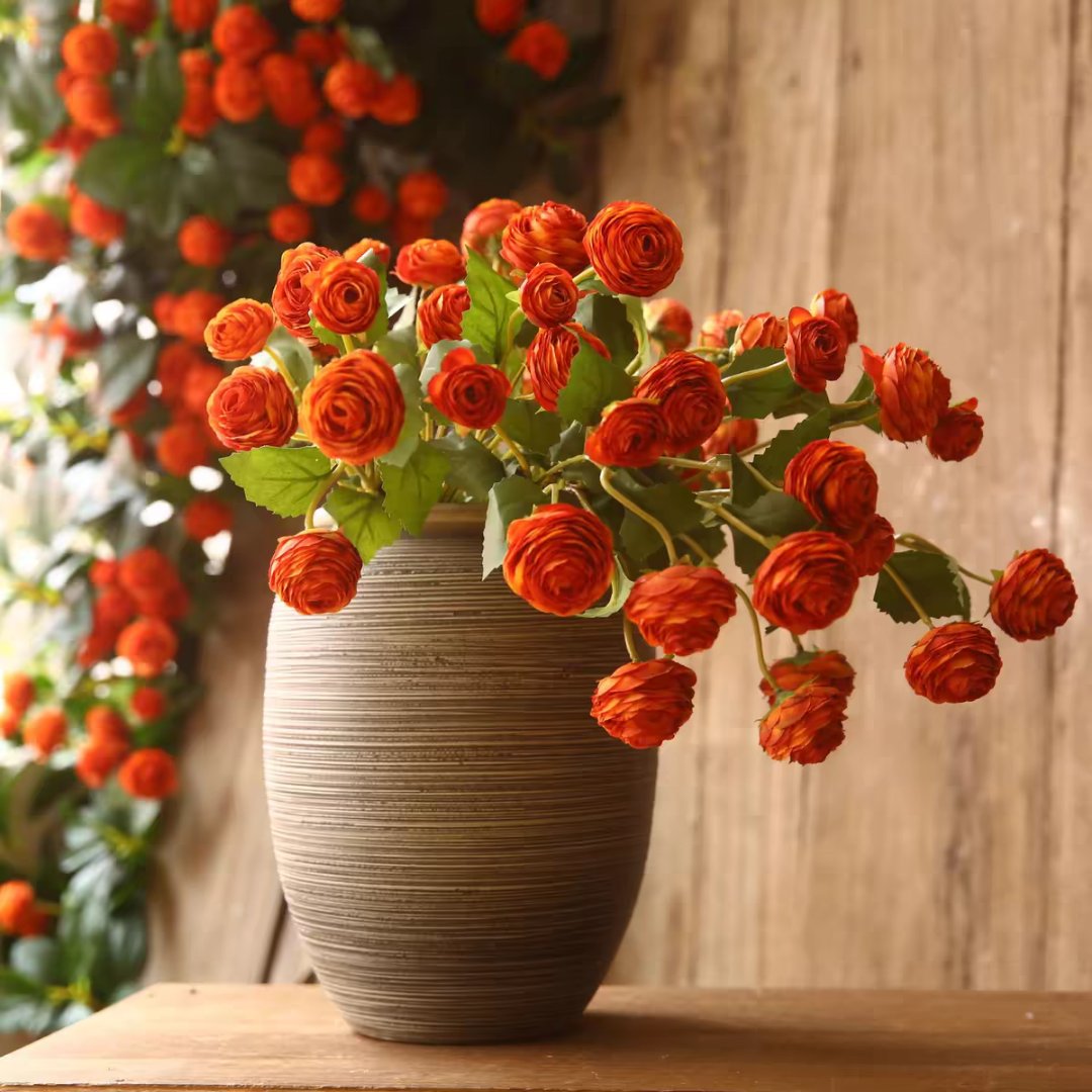 橙红色的玫瑰花在棕色陶瓷花瓶中娇艳绽放,仿佛整个夏日的热烈都被