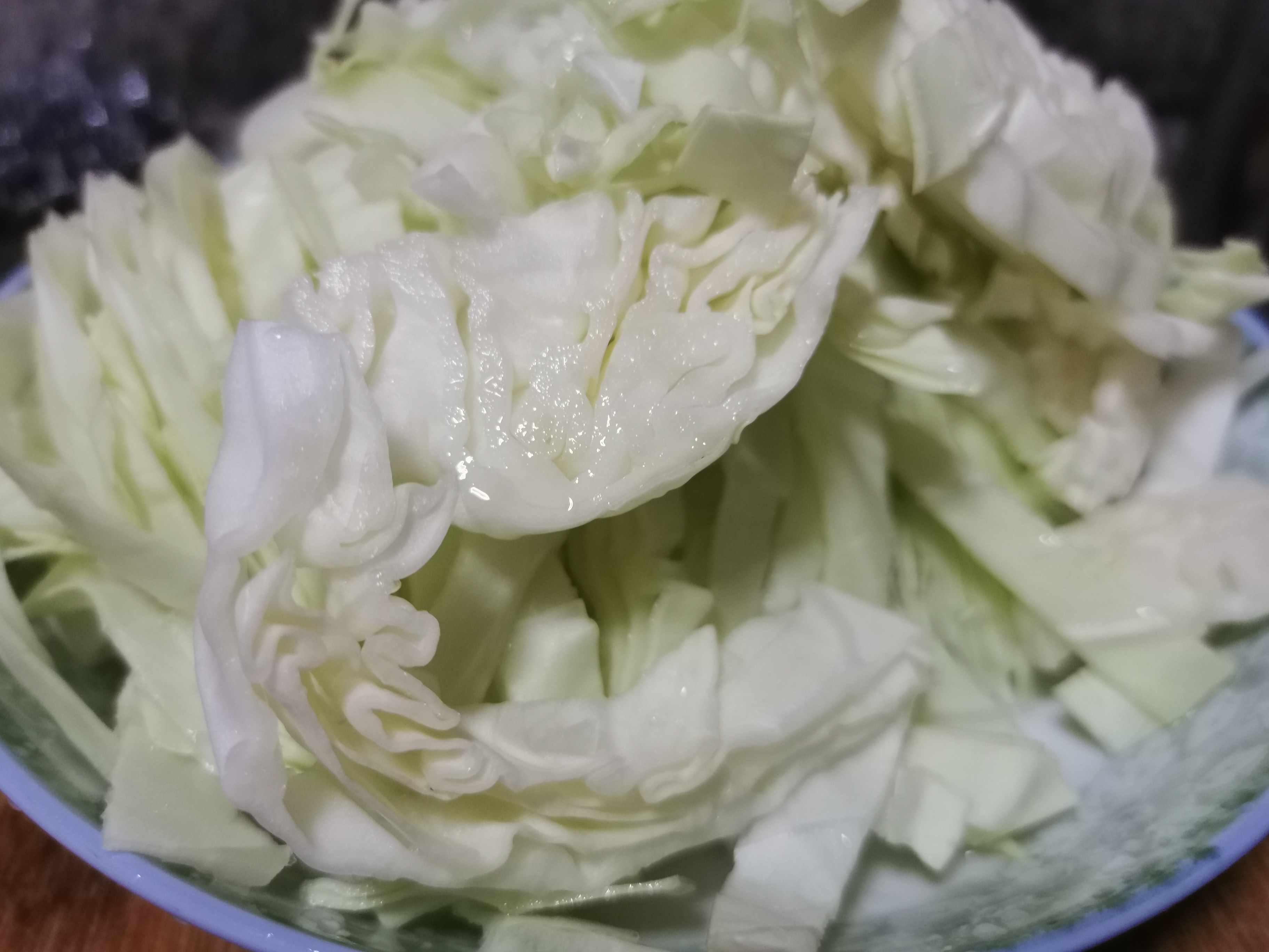 今日份早餐:  莲白炒鸡蛋小米梨子银耳羹饼干    我也是醉了,早上居然