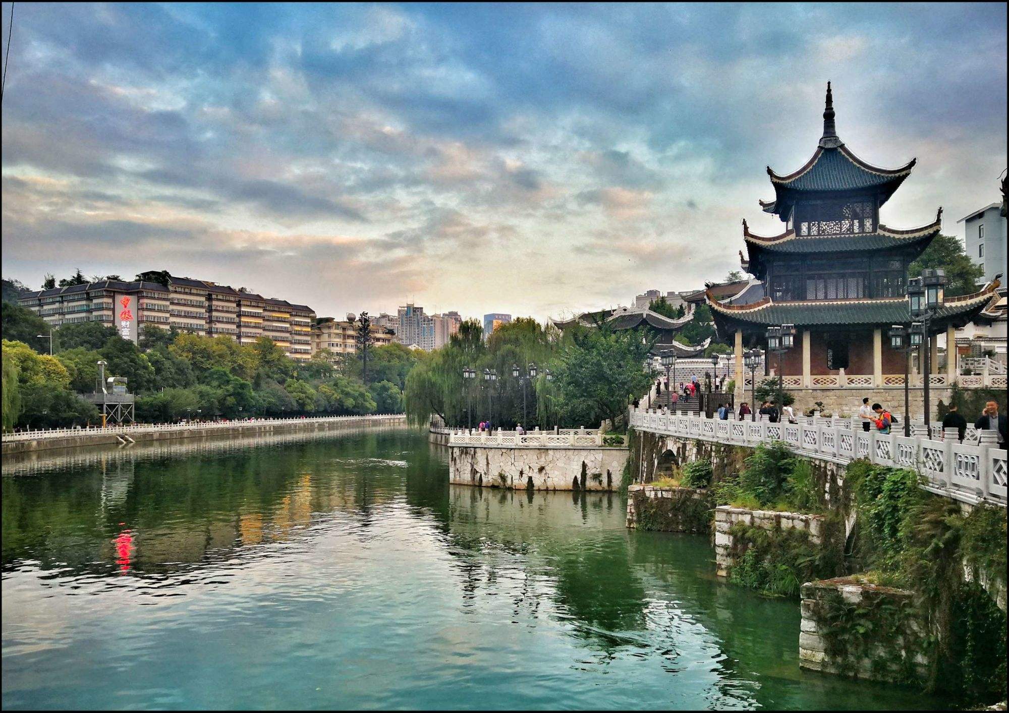 这座古朴典雅的建筑,不仅是一座地标,更是一部浓缩了贵州历史与文化的