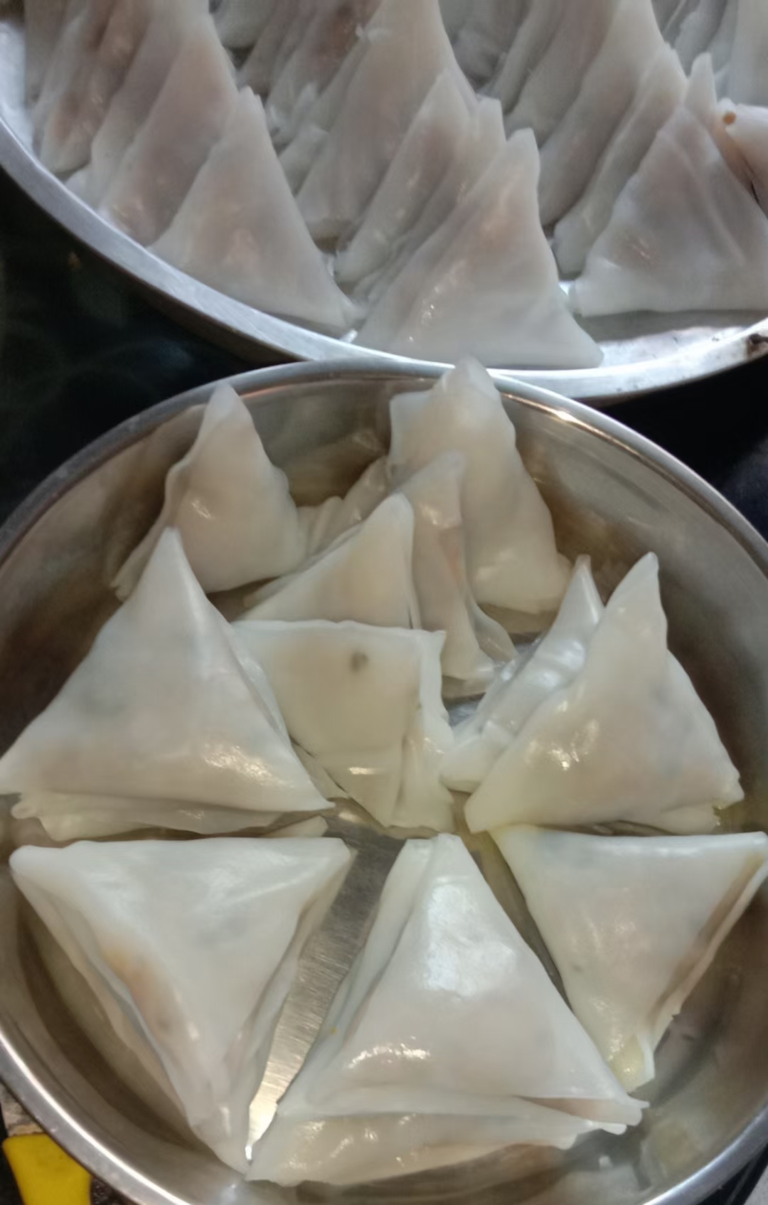 贺州三角包是广西贺州地区的特色美食,也被叫做"粉角"