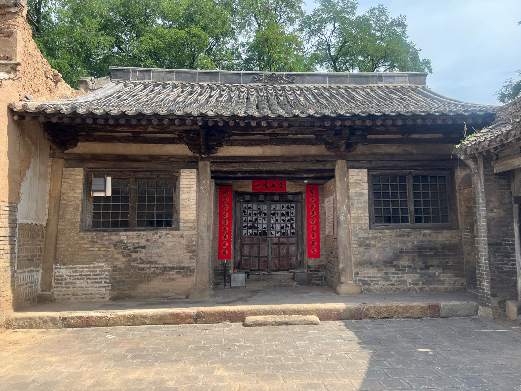 姬氏民居是全国重点文物保护单位,面阔三间,体量不大,因在青石筑成