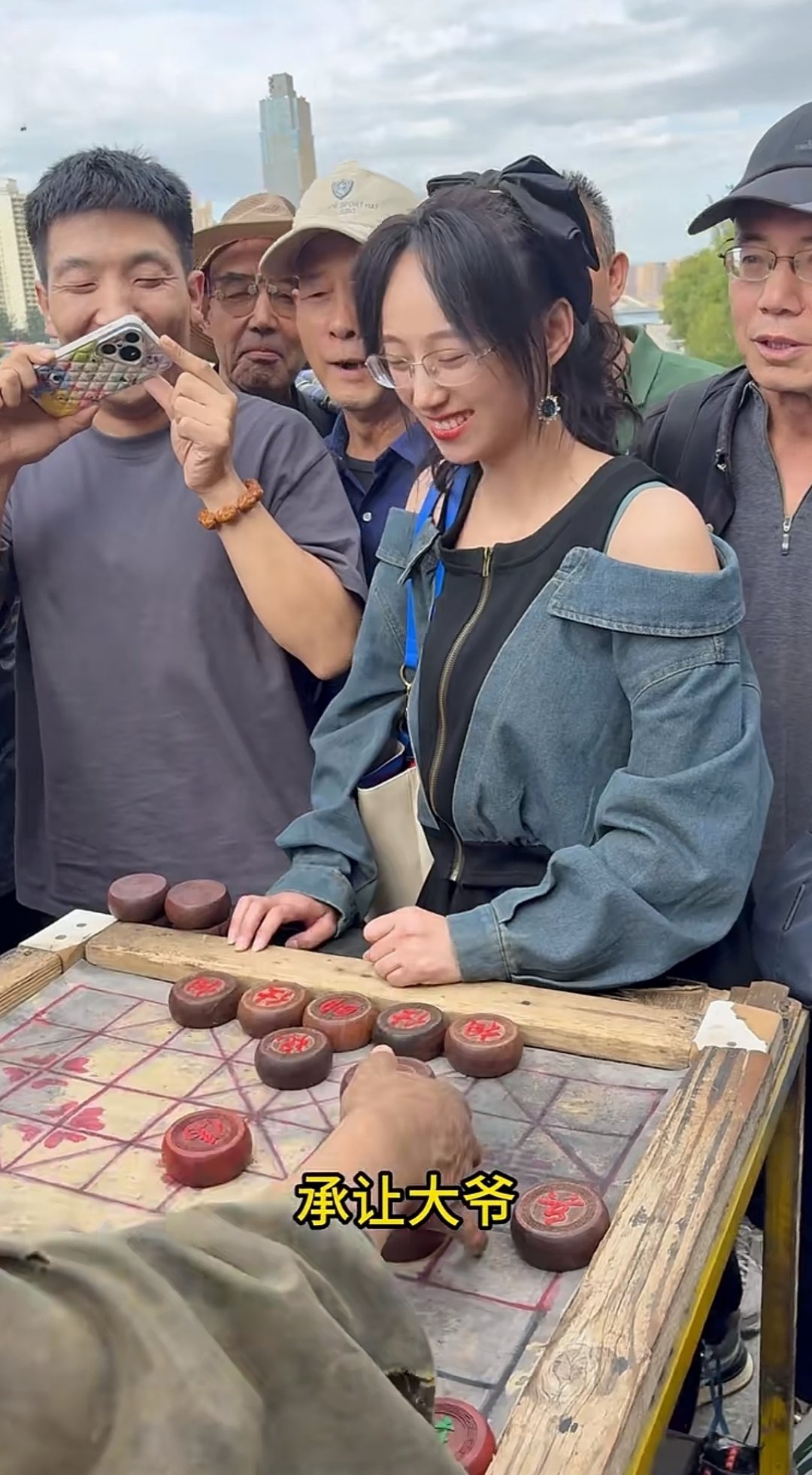 象棋高手白雪,从山东来到兰州,千里迢迢,专门挑战兰州棋王,让象棋爱好