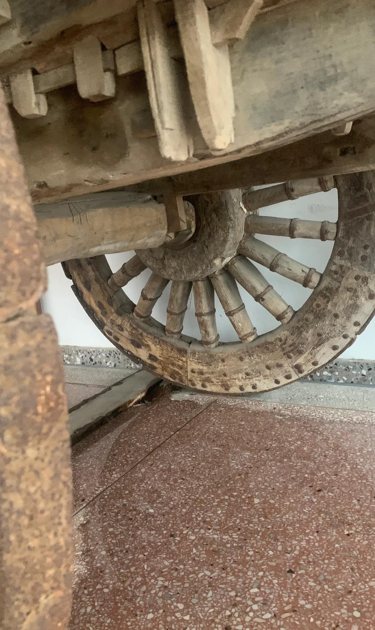 这种木制车轮在以前非常实用,特别是运输和广大农村,在当时是非常重要