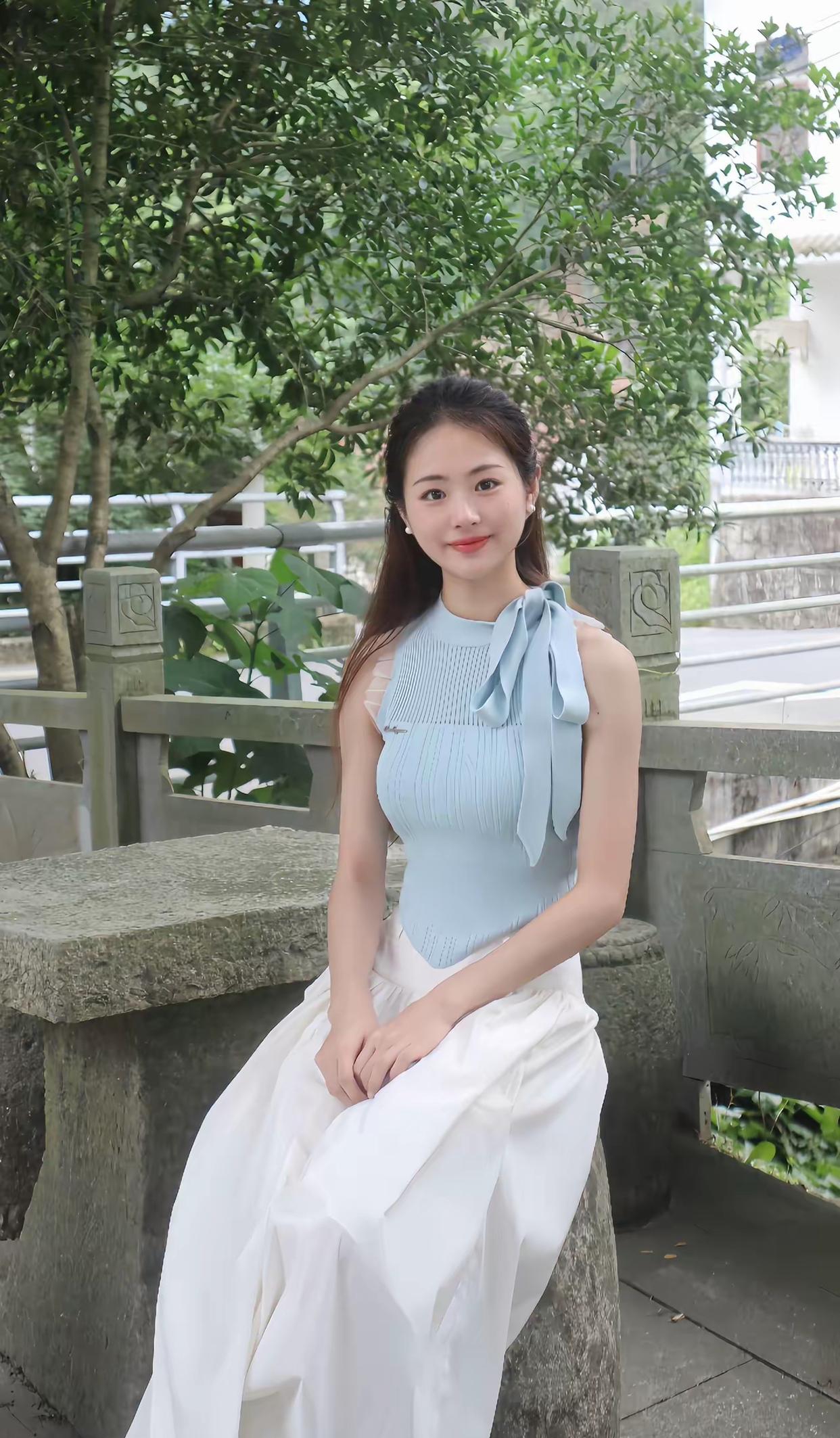 早上在公园看到一位淑女小姐姐,她一个人在那散步,她给人的感觉是那么
