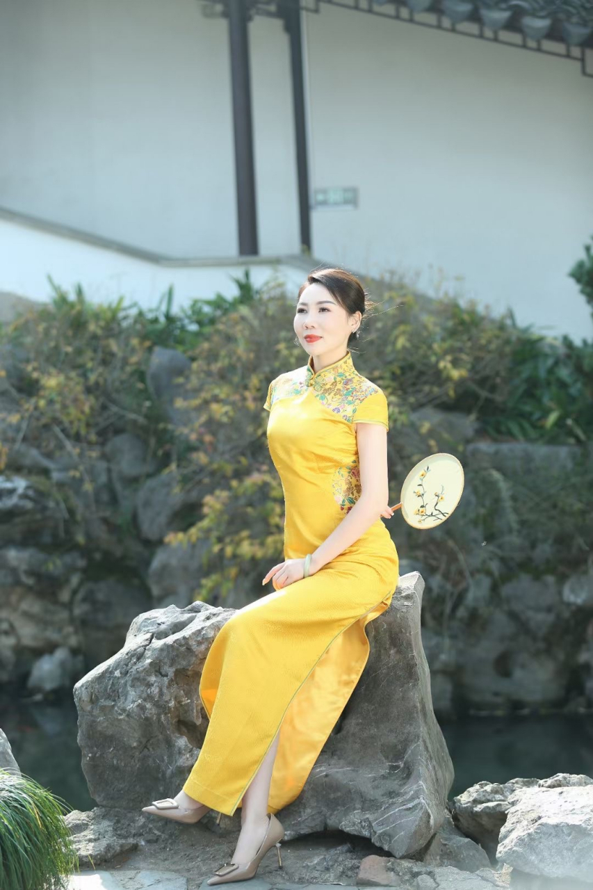 黄色世界非遗手工云锦旗袍,彰显东方韵味  云锦,这一出自南京的式界