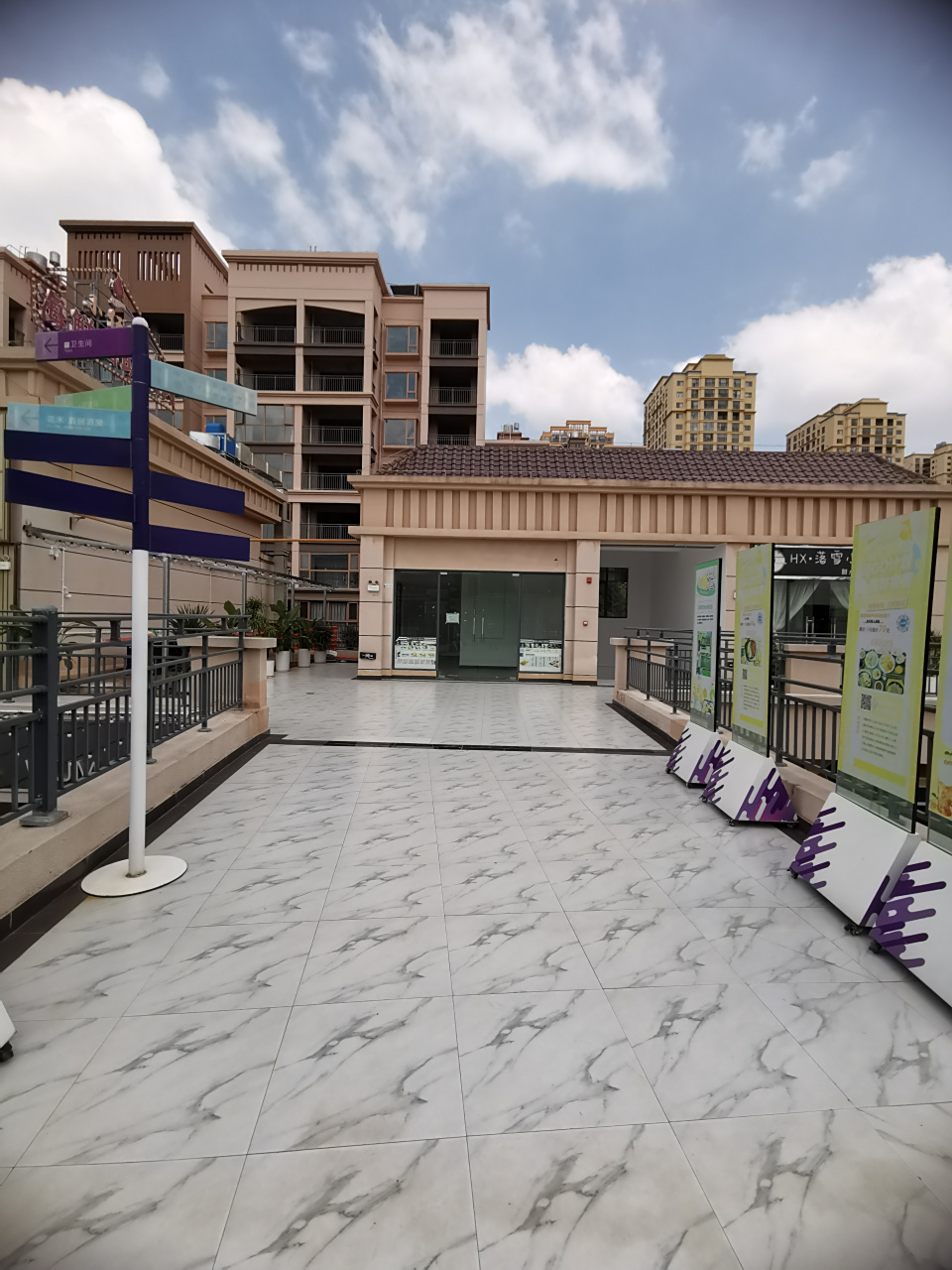 出售:嵩明杨林大学城领秀知识城h街3-25商铺双门大露台45.15平米,54.