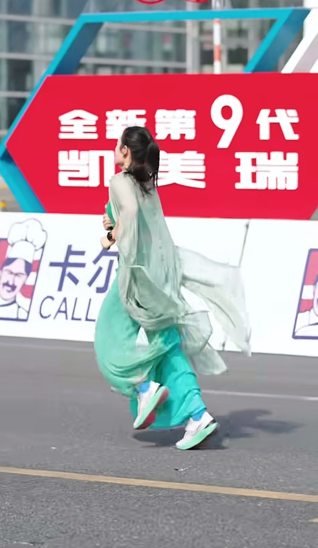 跑道上靓丽的风景线 厦门马拉松赛道上,身穿汉服的美女成为一道耀眼的