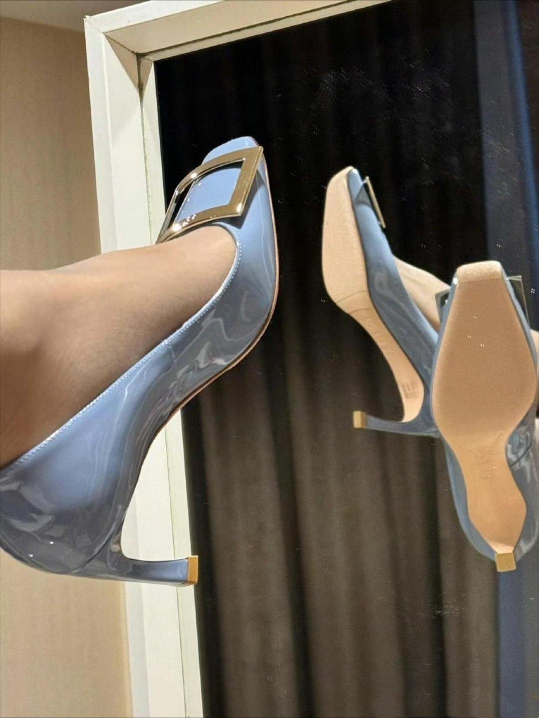新入手的blingbling蓝色高跟鞋,美到没朋友!
