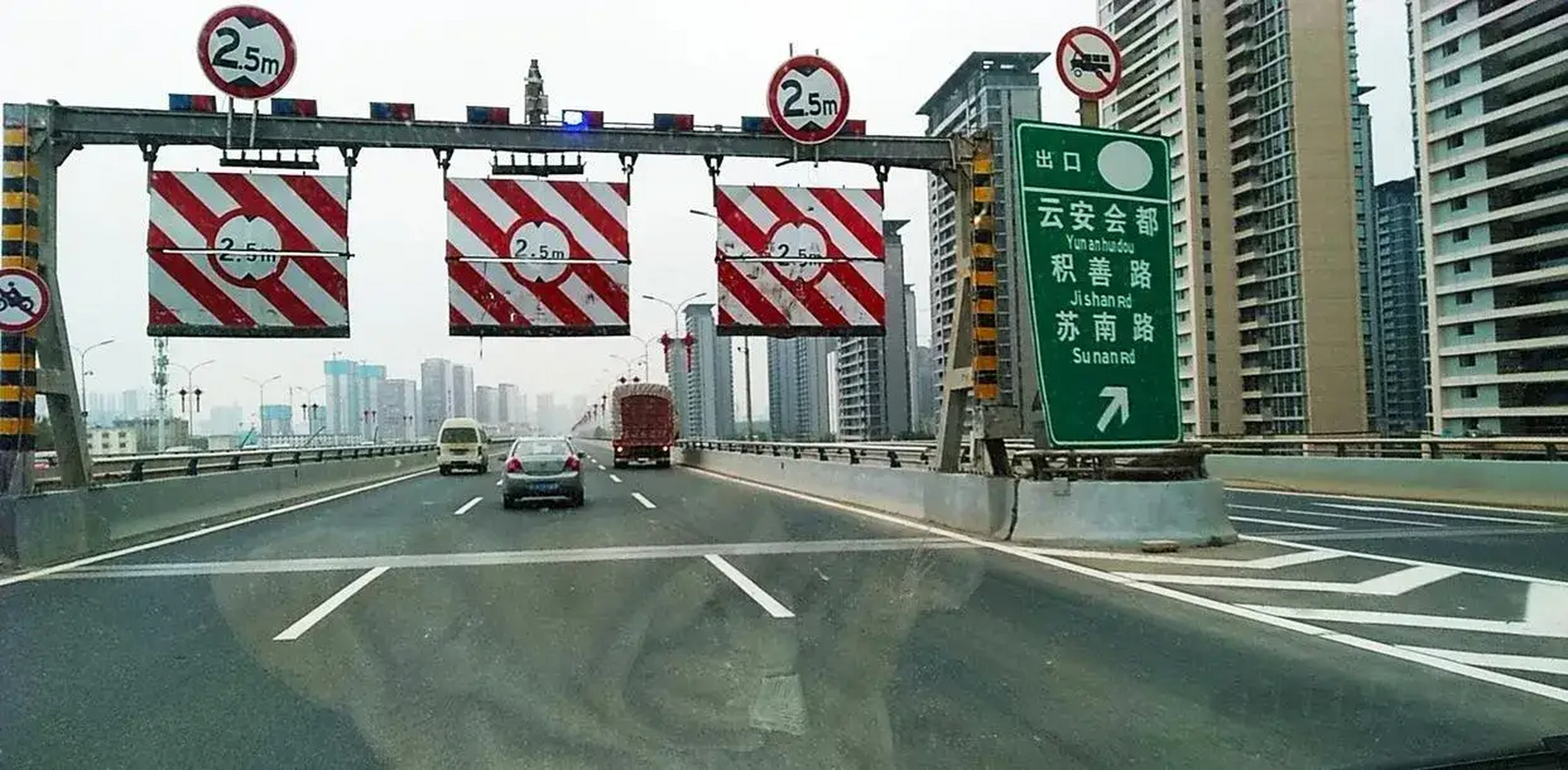 轻便活动式限高杆在紧急特殊情况下:超高的军,警,消防,救护车和一些