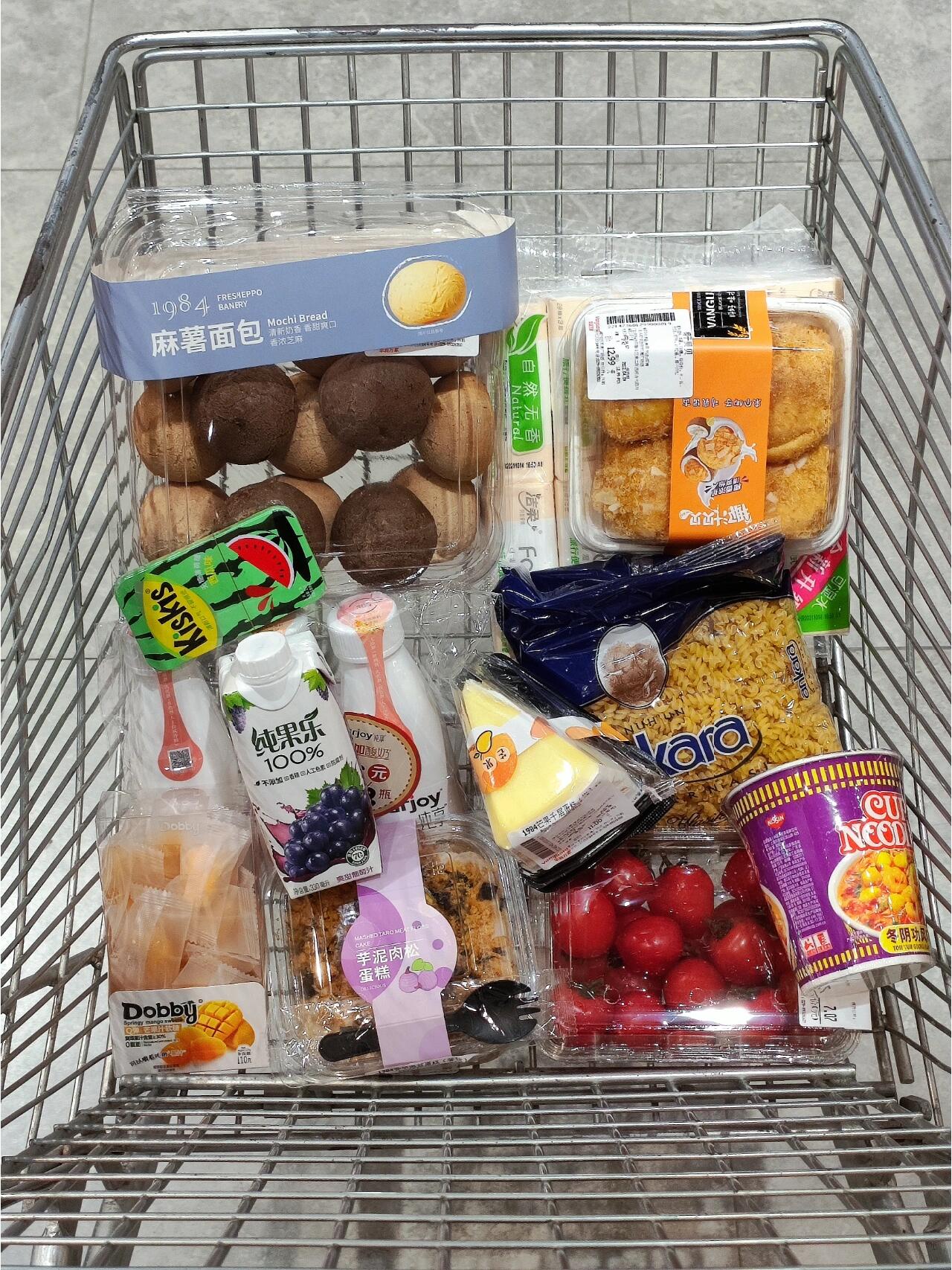 今天逛超市,发现购物车里装满了各种美食,有麻薯面包,椰汁贝贝,纯果乐