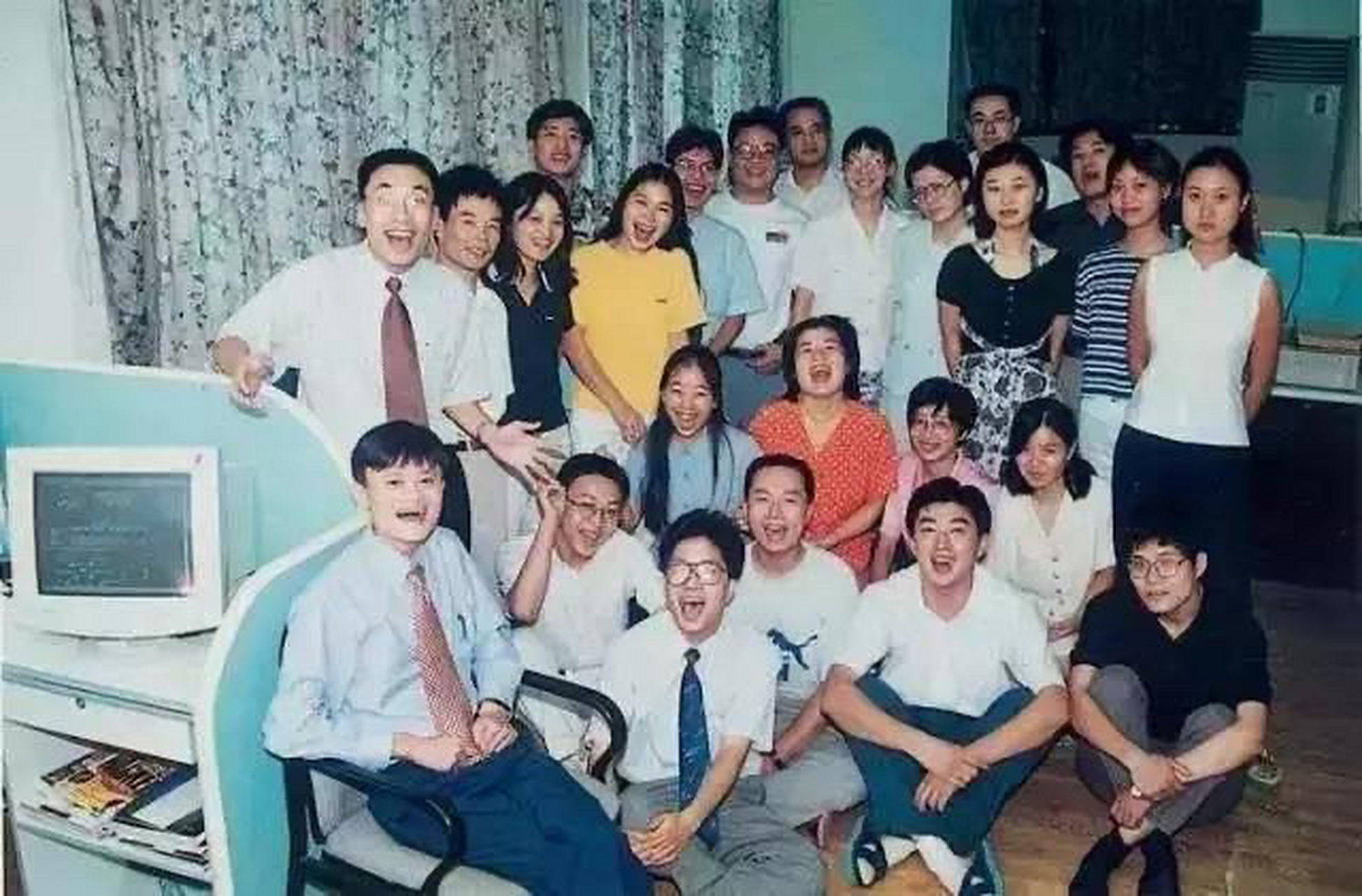 2005年,"成功大师"陈安之在央视《对话》节目中点评马云:"自信不等于