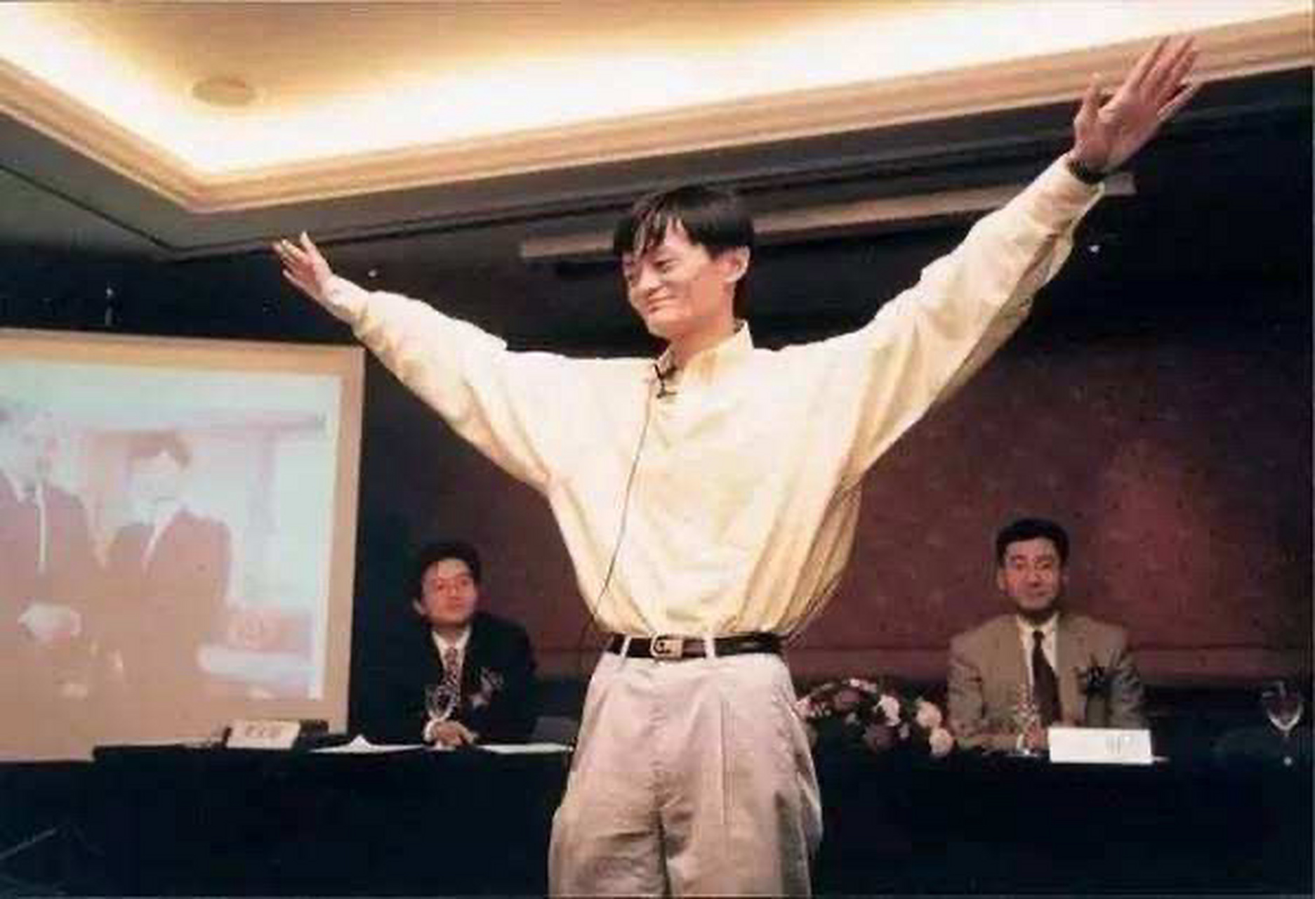 2005年,"成功大师"陈安之在央视《对话》节目中点评马云:"自信不等于