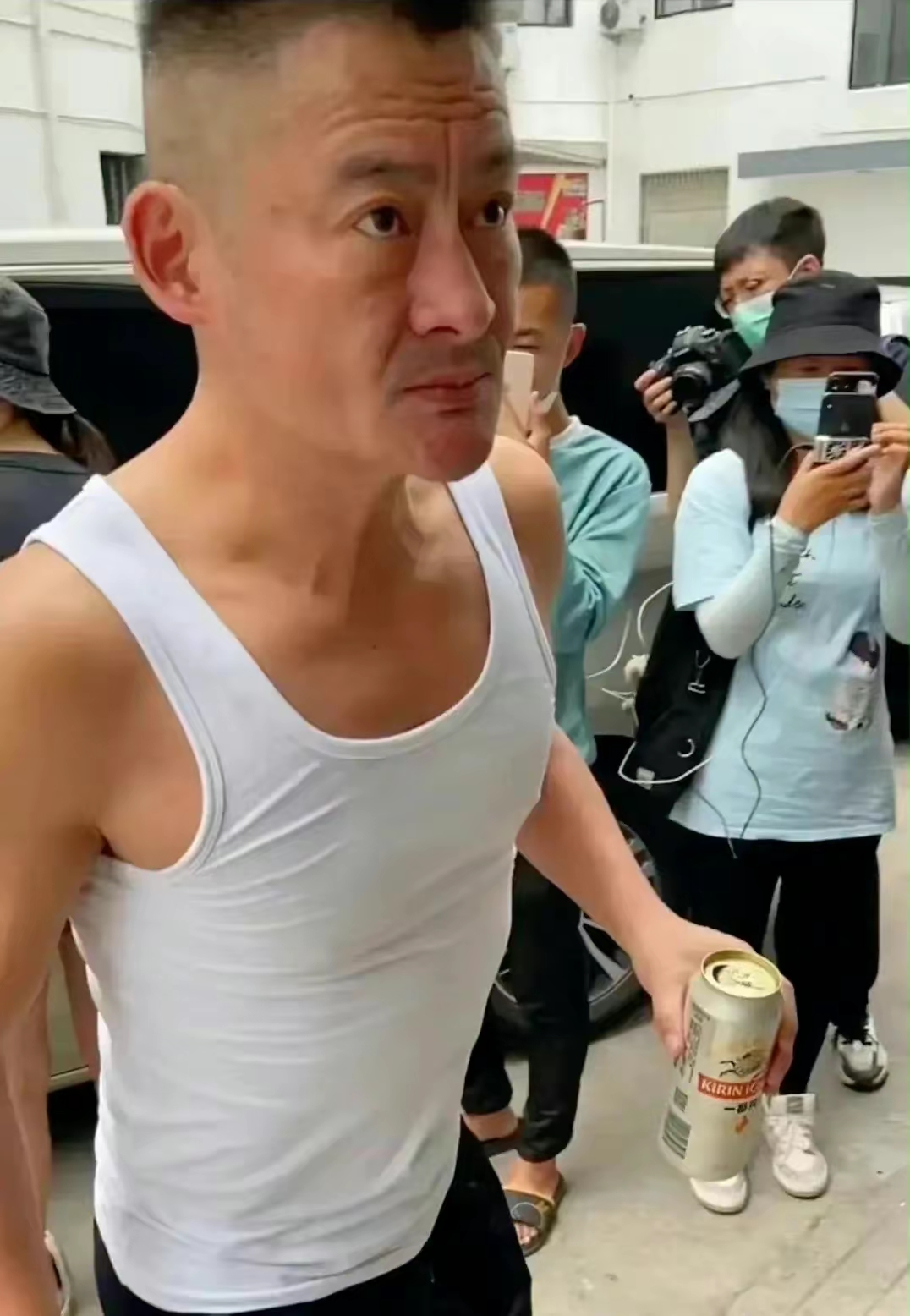 景岗山进剧组拍戏酒不离手,白背心大裤衩配拖鞋打扮好随意!