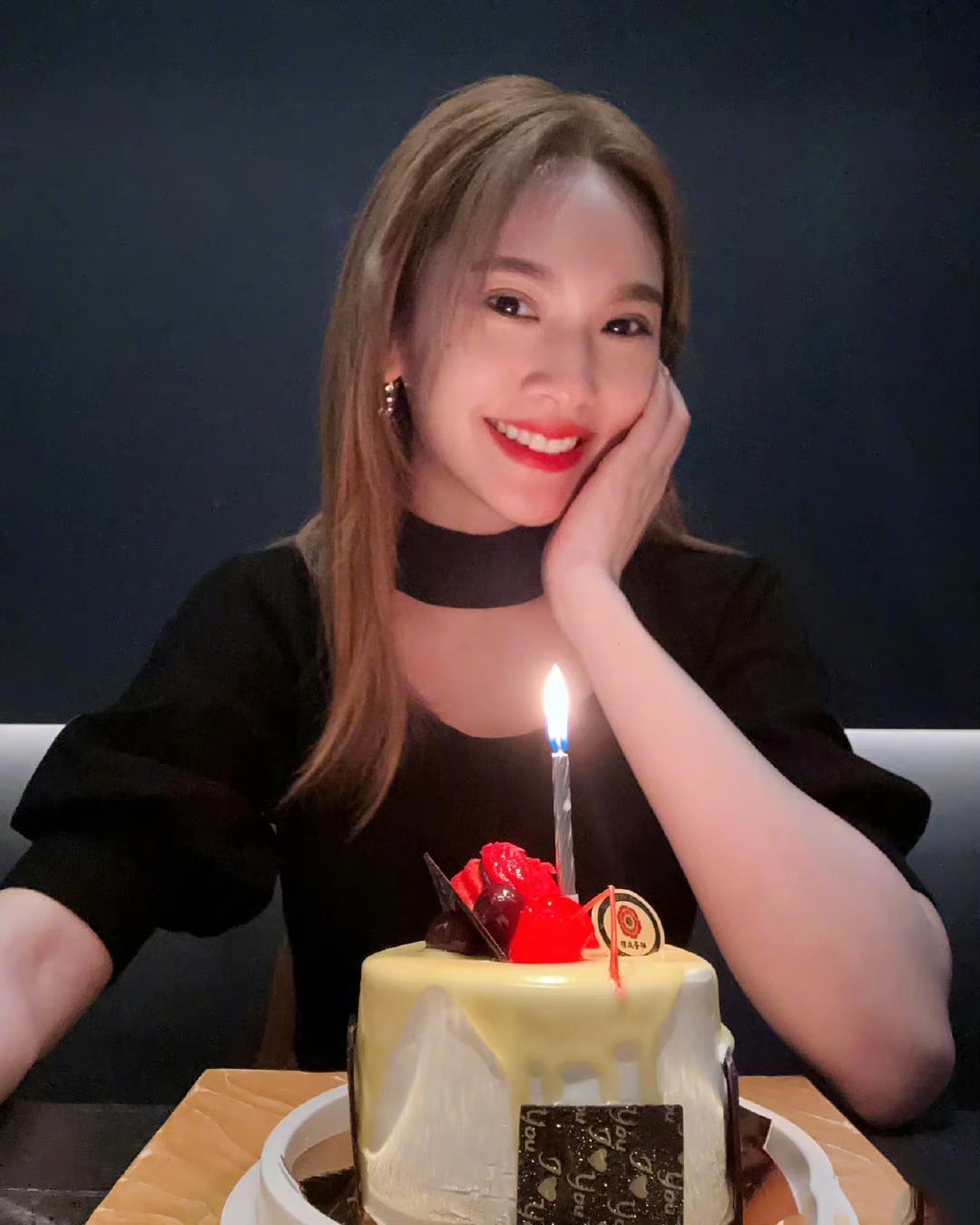 杨丞琳提前庆祝生日,跟李荣浩亲密合影,满脸笑容,很少看到两人同框撒