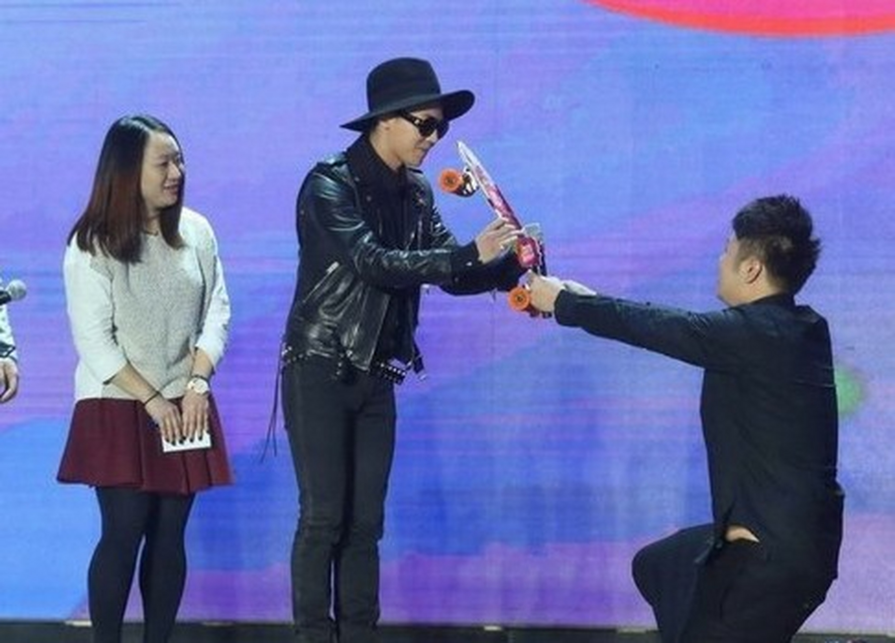 女艺人李艺彤给郭德纲"下跪",黄圣依给赵本山"下跪",意义完全不同.