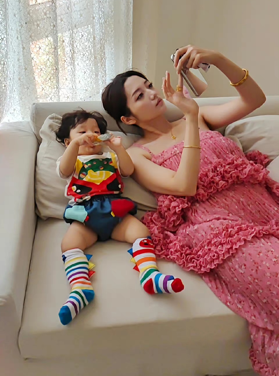 "冰柠檬"张兆艺晒高清婚礼照, 现场亲吻老公画面好甜蜜!