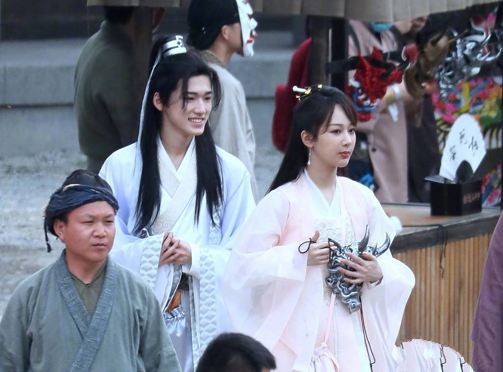 5月8日,一组杨紫和宋亚轩同框录制综艺