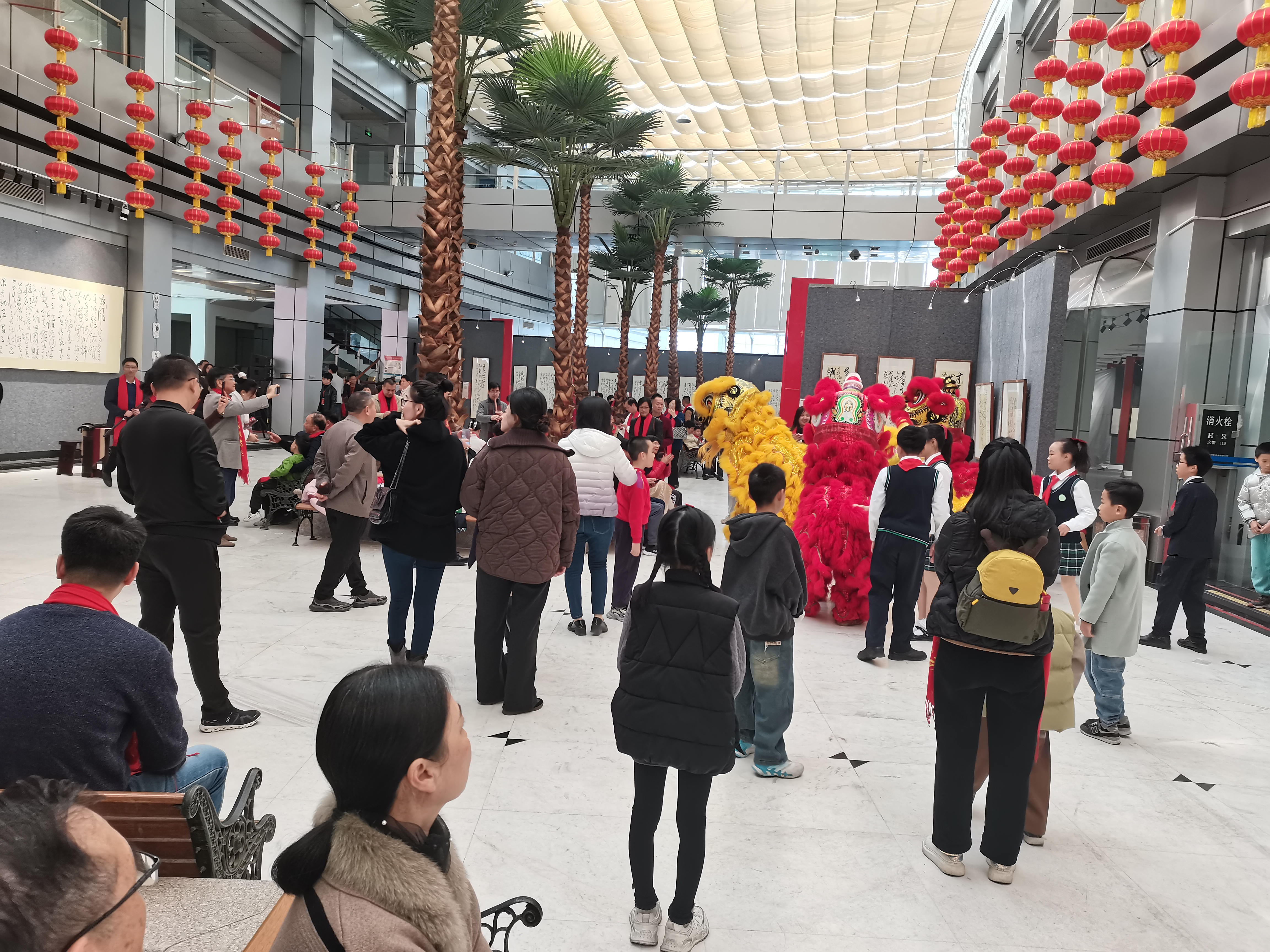 在年终岁末的辞旧迎新的日子里,潮州市人民广场的文化长廊悄然绽放出