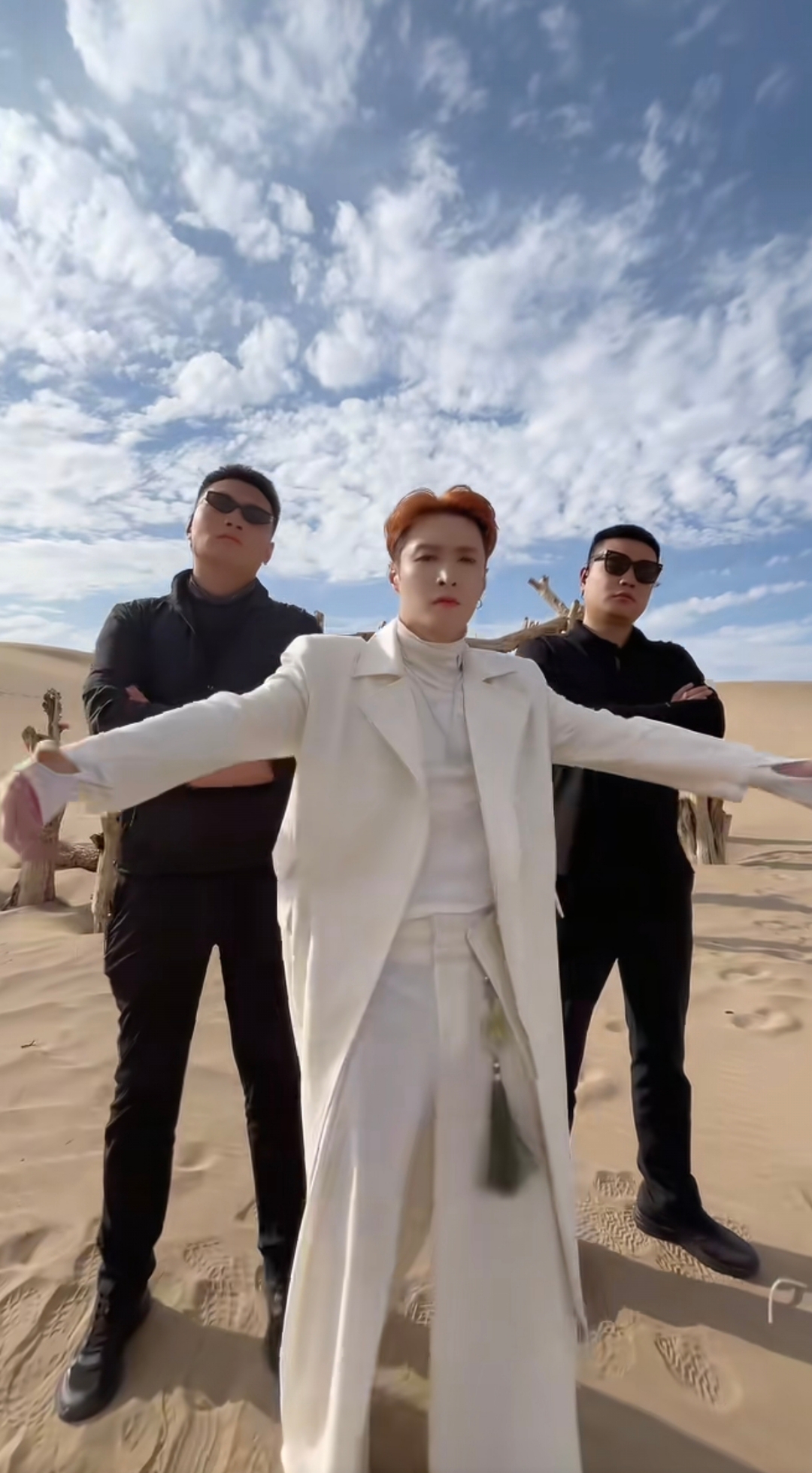 画面中,张艺兴熟练驾驶拖拉机,在尘沙飞扬中前行