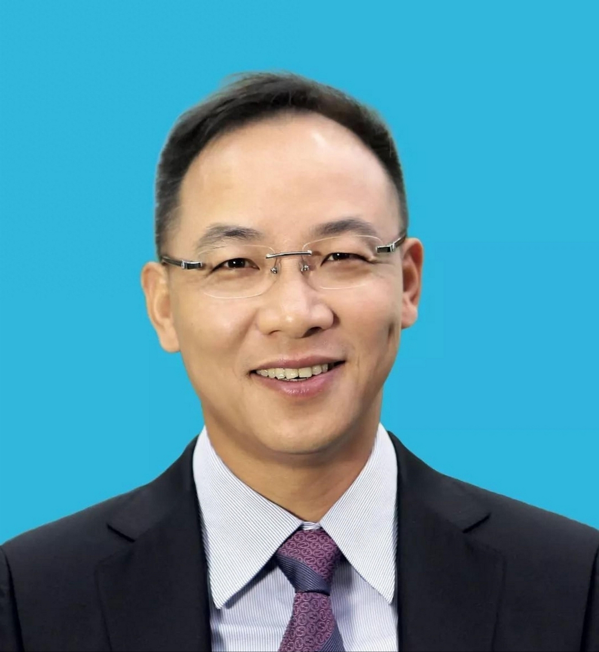 王华君,1970年生于江西九江,毕业于江西化工学校,硕士,裕同科技创始人